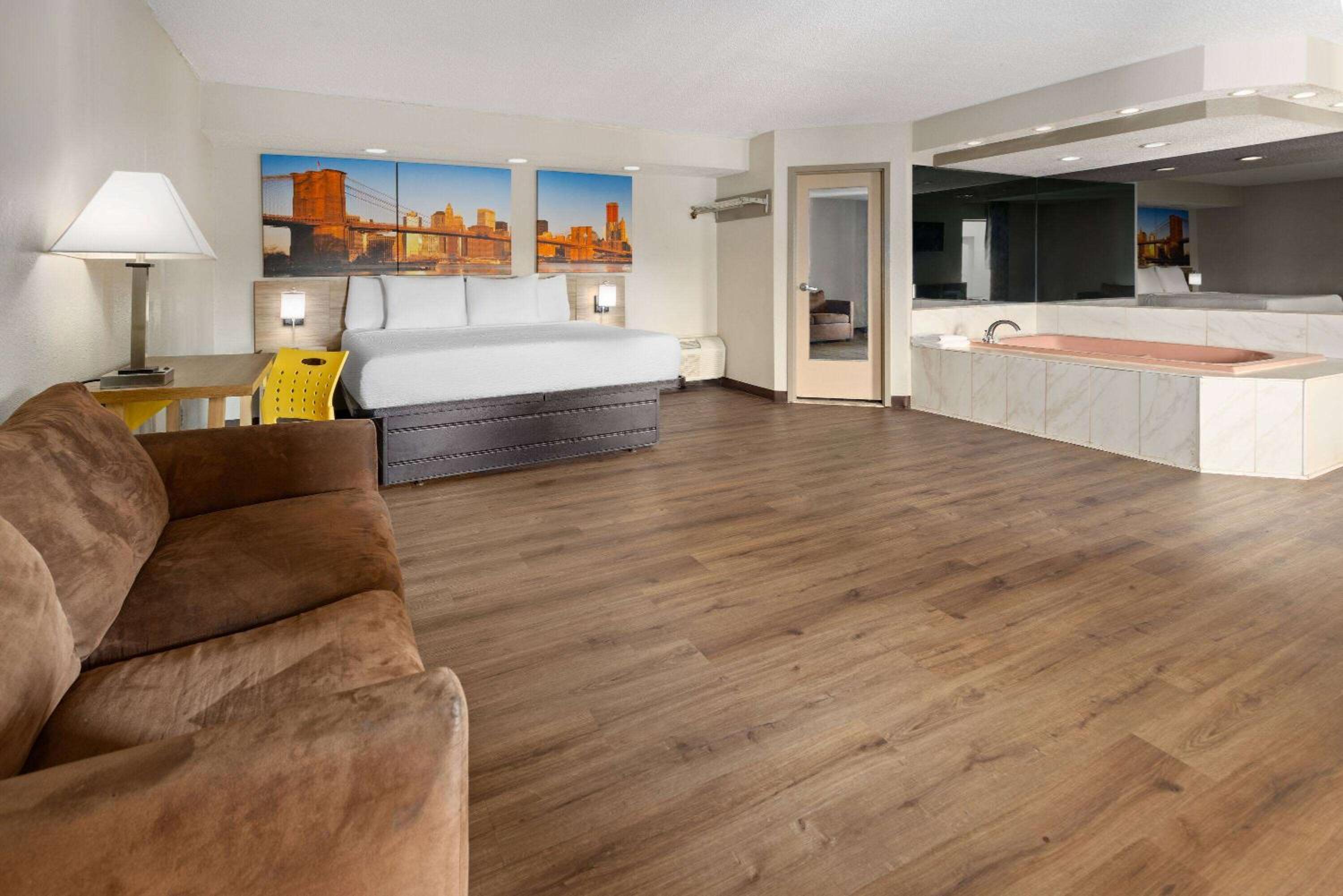 Superior King Suite with Sofa Bed - Smoking - Photo 2