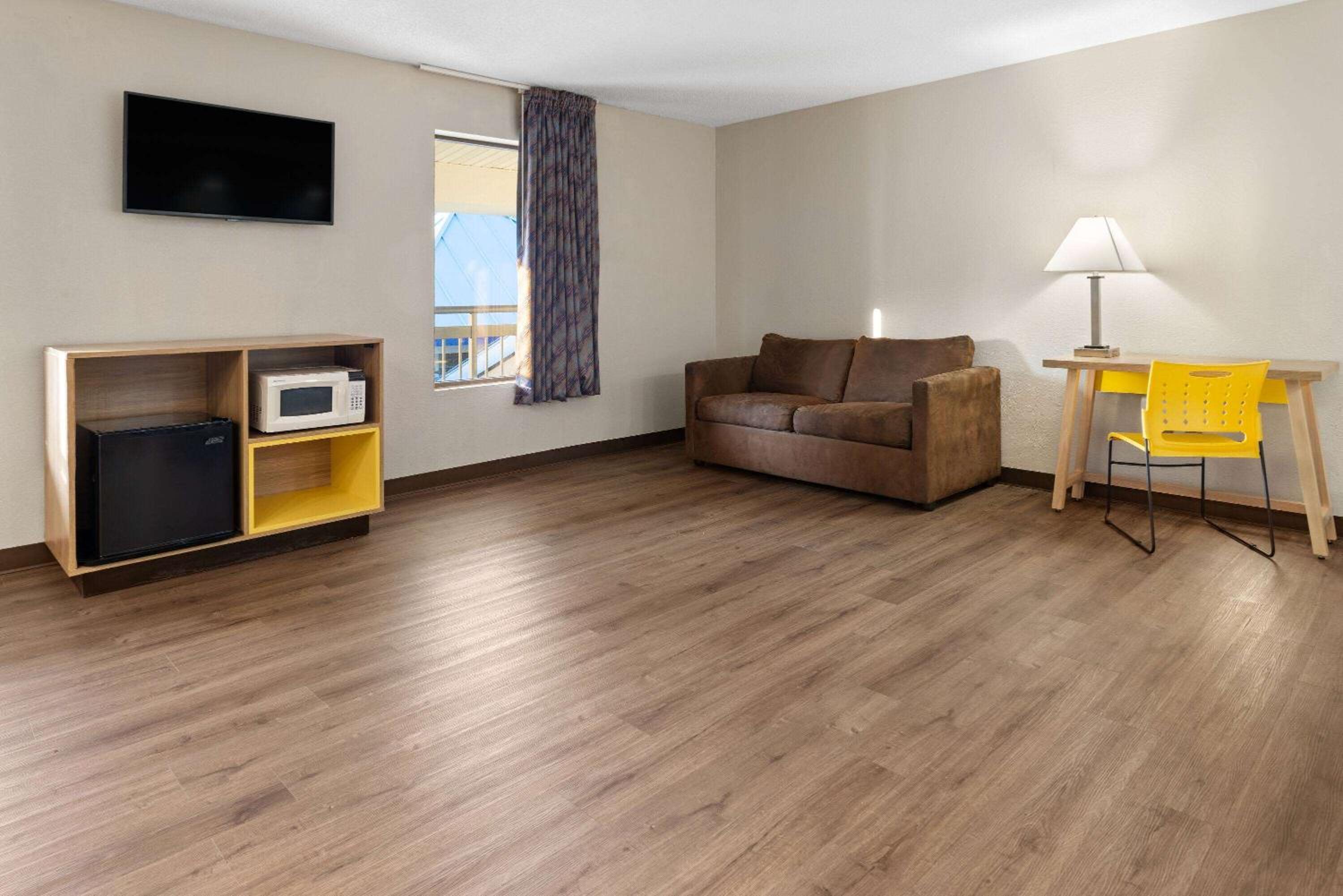 Superior King Suite with Sofa Bed - Smoking - Photo 4