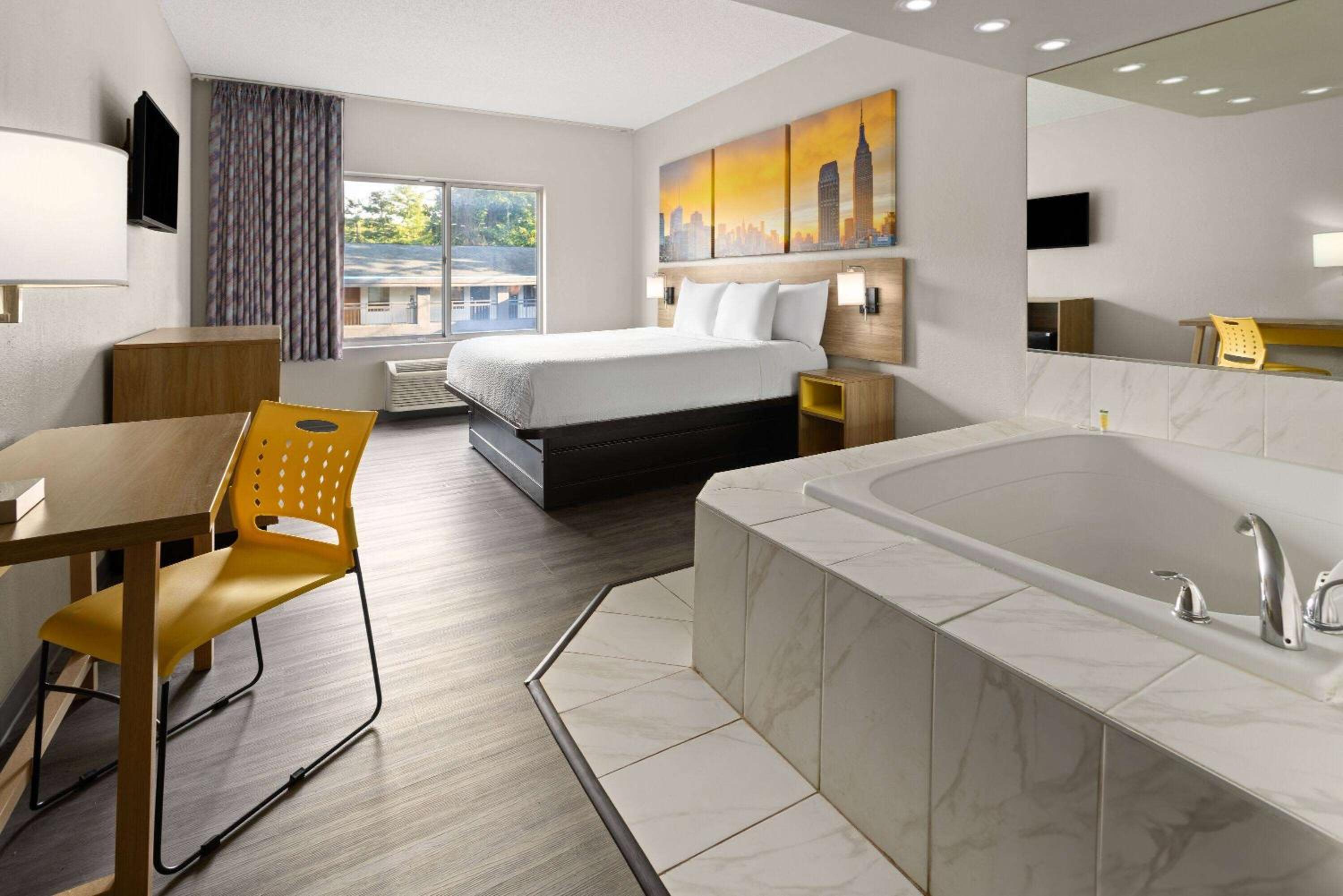 King Suite - Non-Smoking - Photo 1