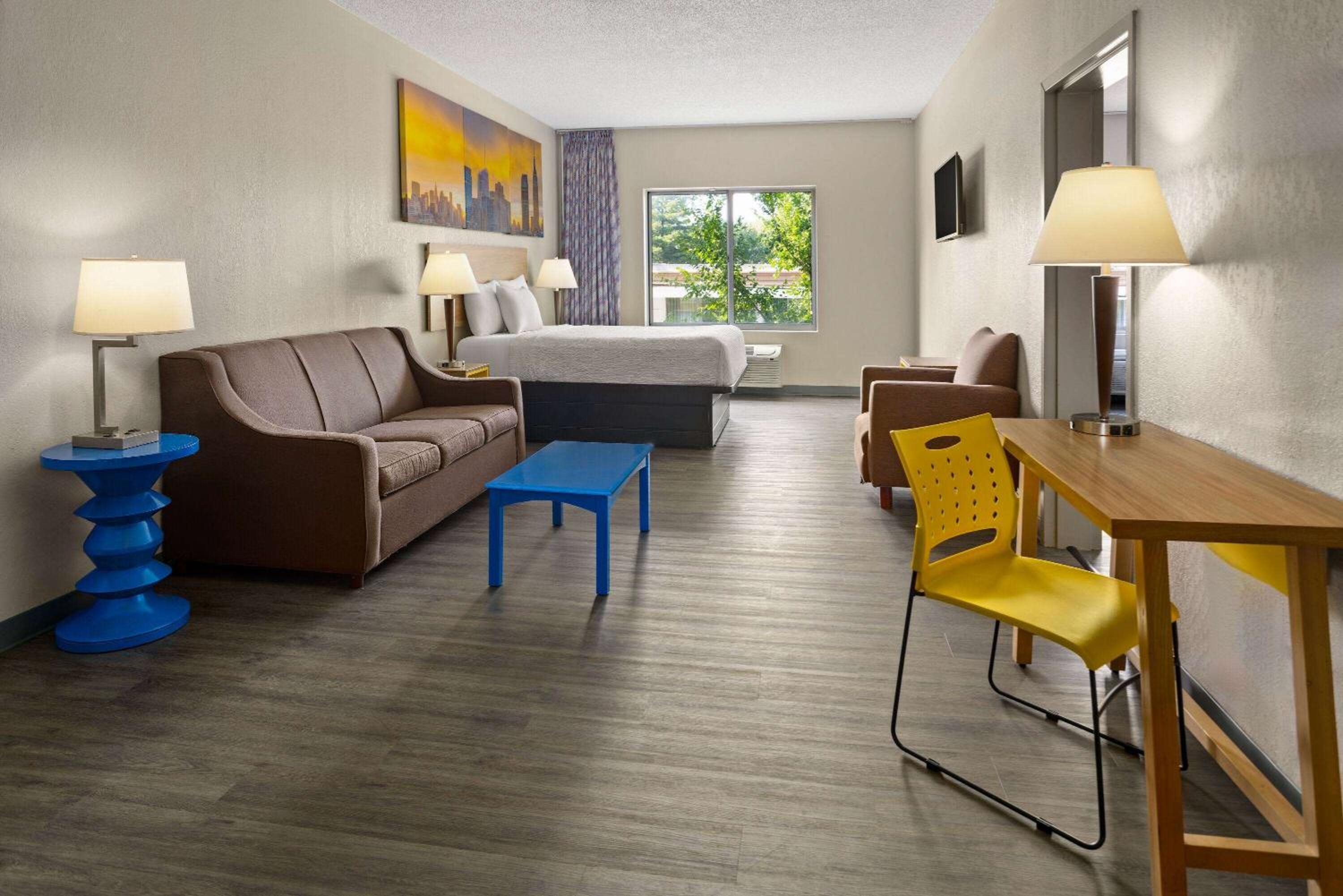 Deluxe King Suite with Sofa Bed - Non-Smoking - Photo 1