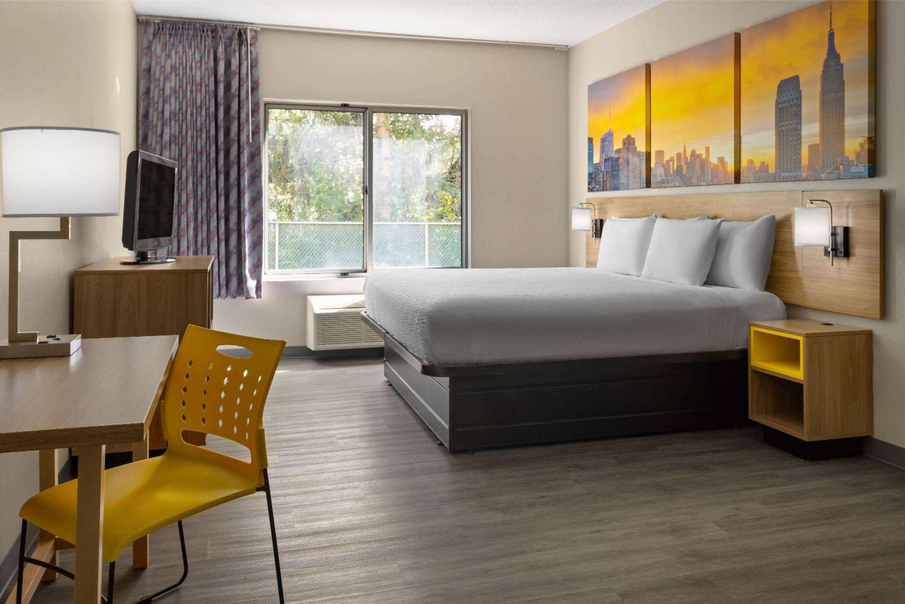 1 King Bed, Mobility Accessible Suite, Bathtub w/ Grab Bars, Non-Smoking - Photo 2