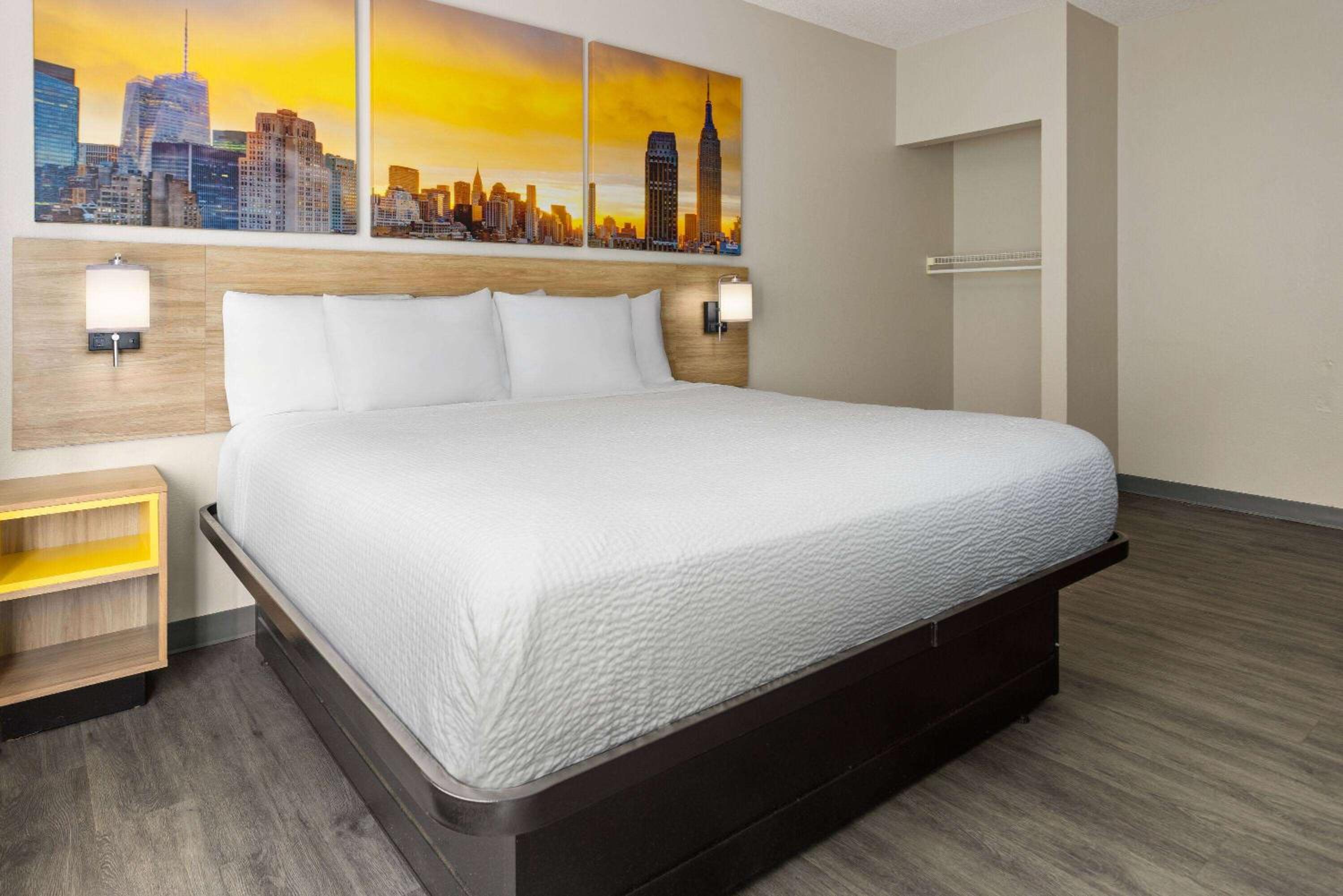 1 King Bed, Mobility Accessible Suite, Bathtub w/ Grab Bars, Non-Smoking - Photo 5
