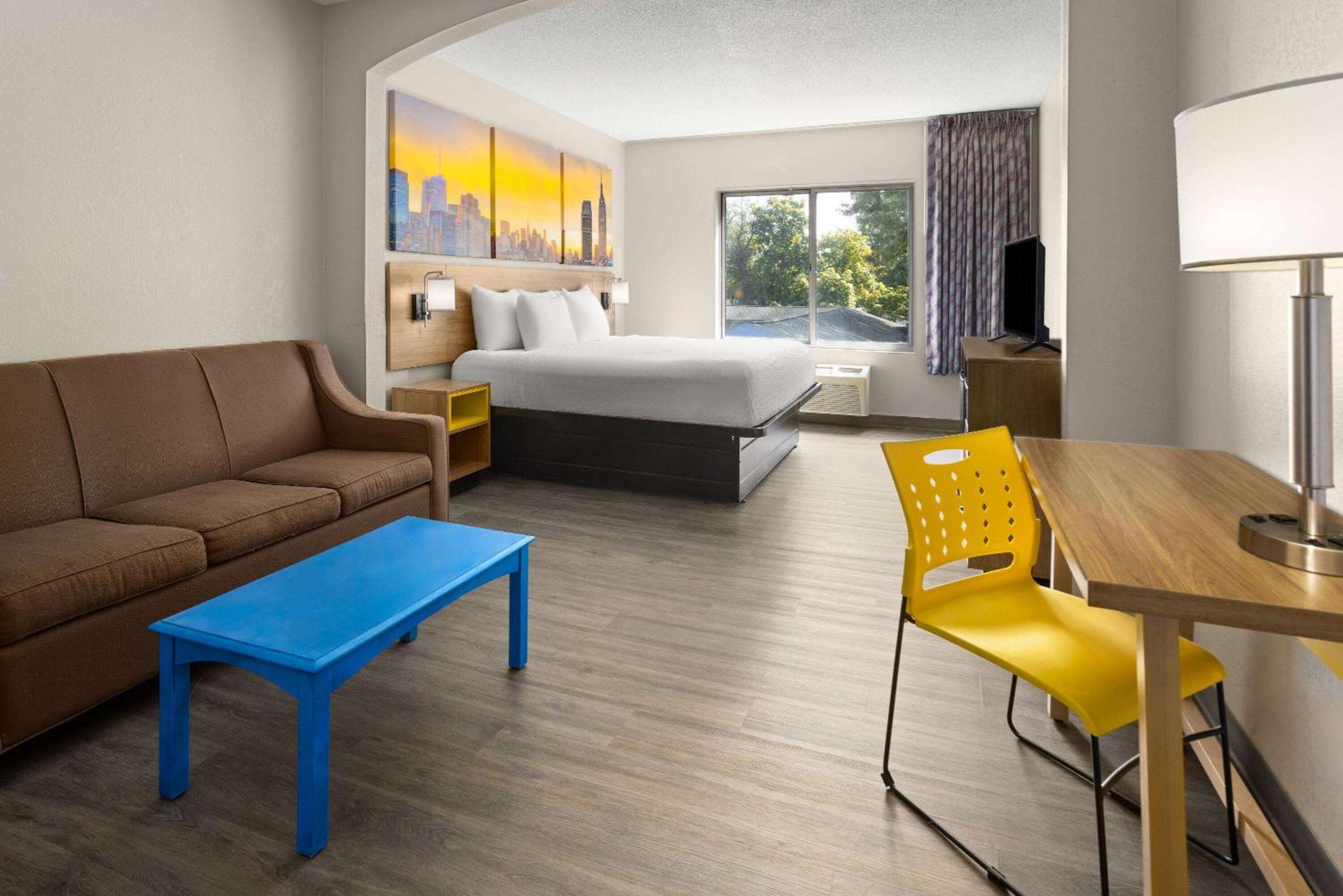 Deluxe King Suite with Sofa Bed - Non-Smoking - Photo 6