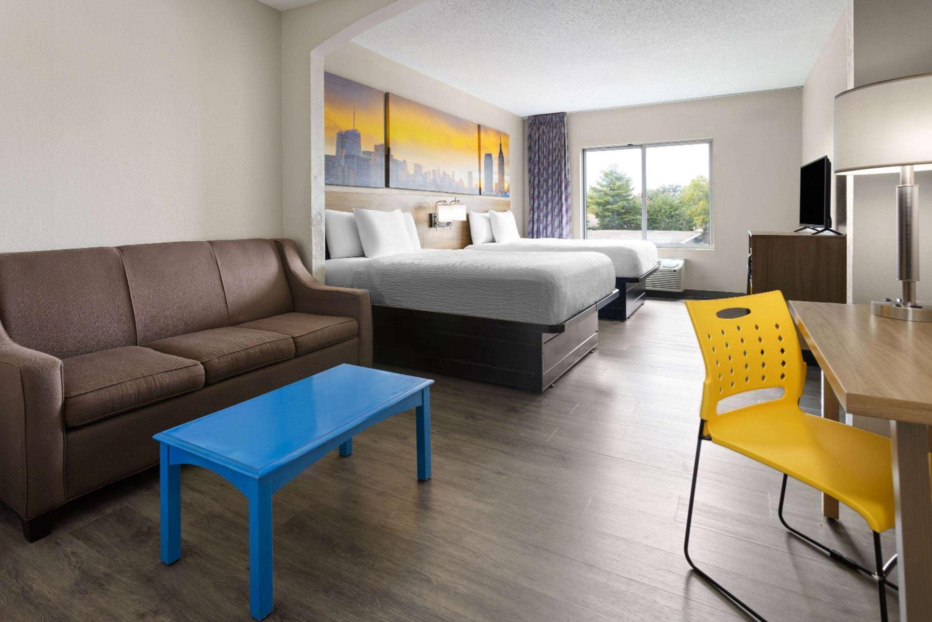 Deluxe Queen Suite - Non-Smoking - Photo 1