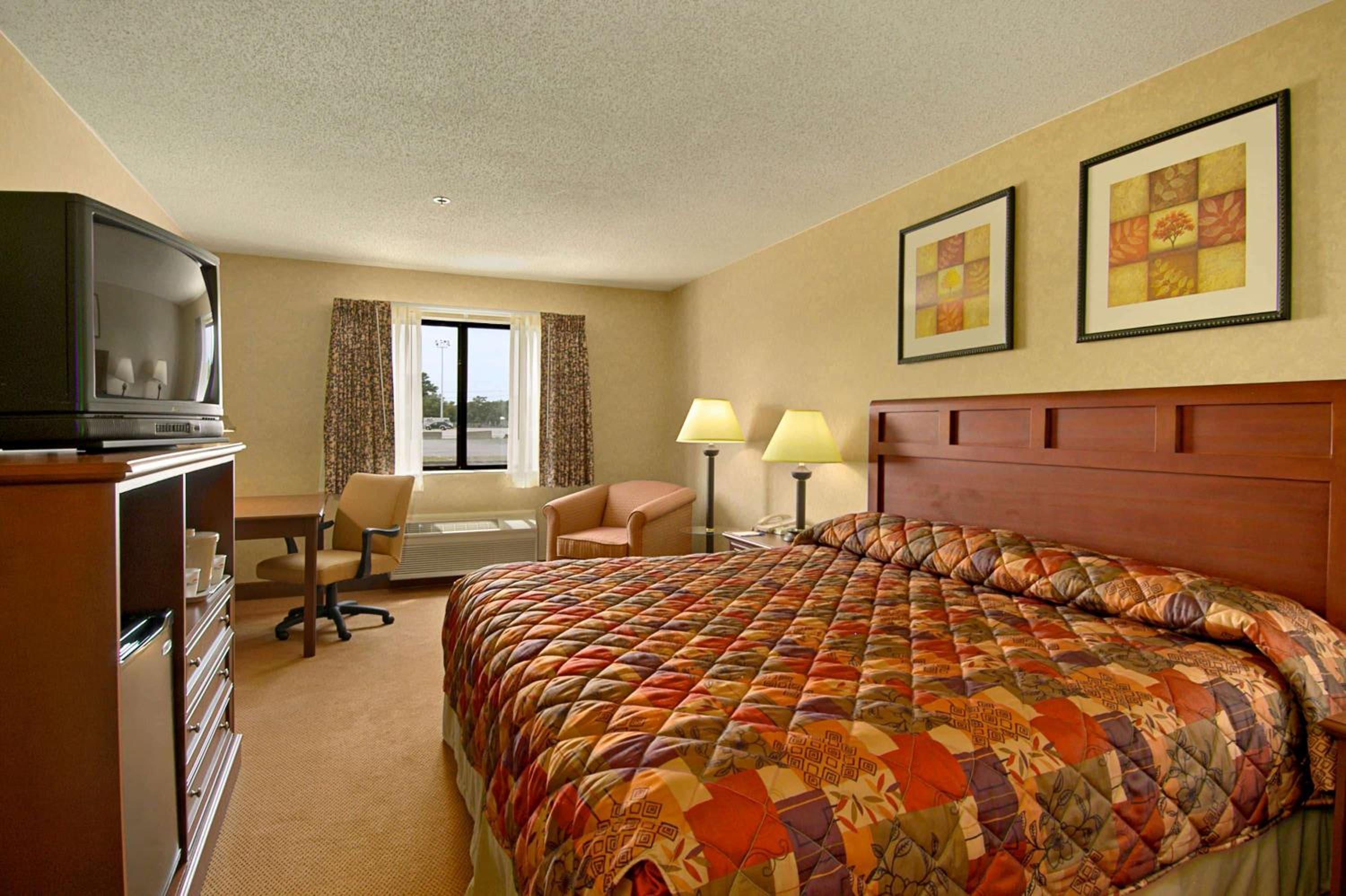 King Room - Non-Smoking - Photo 1