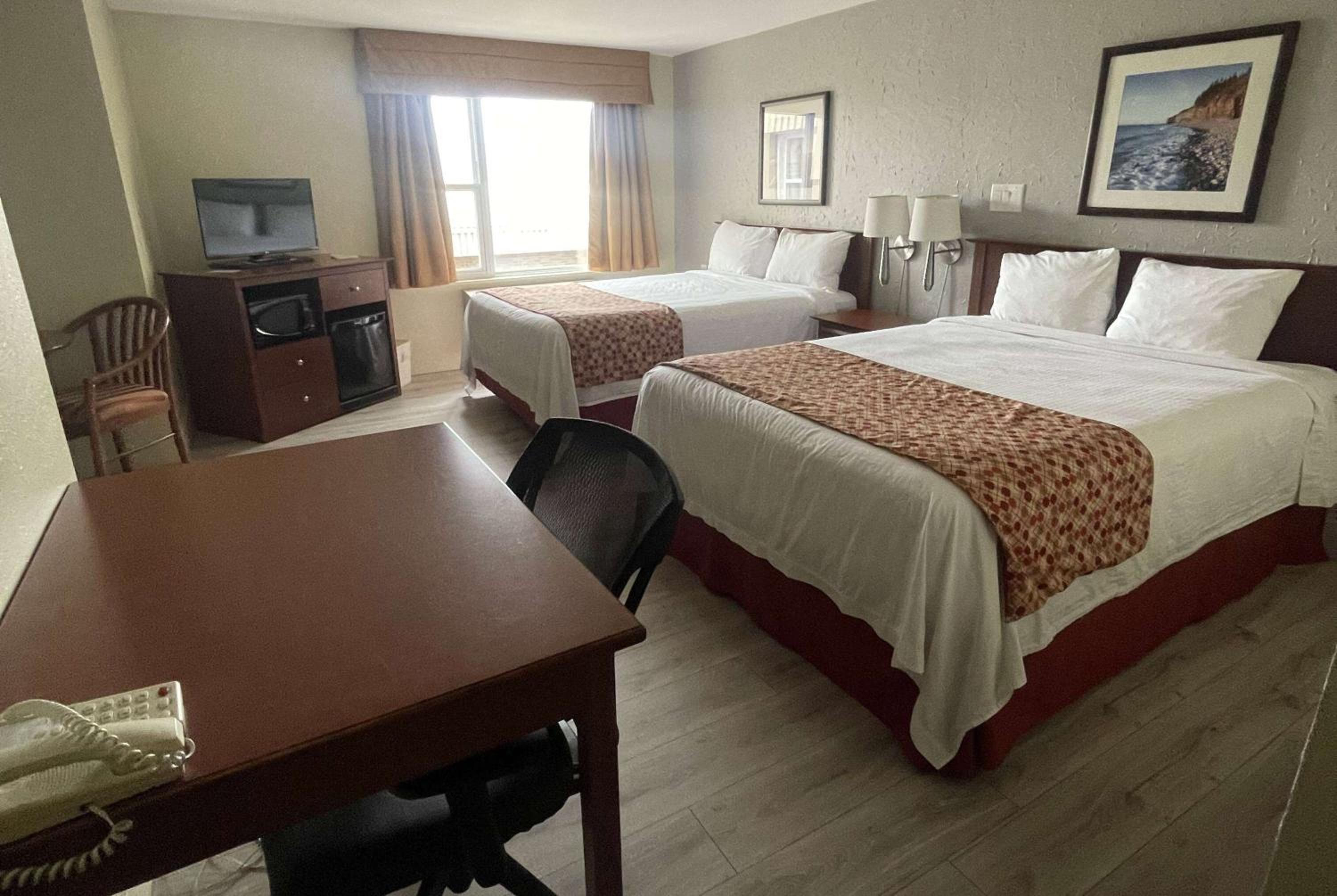 Queen Room with Two Queen Beds and One Single Bed - Non-Smoking - Photo 6