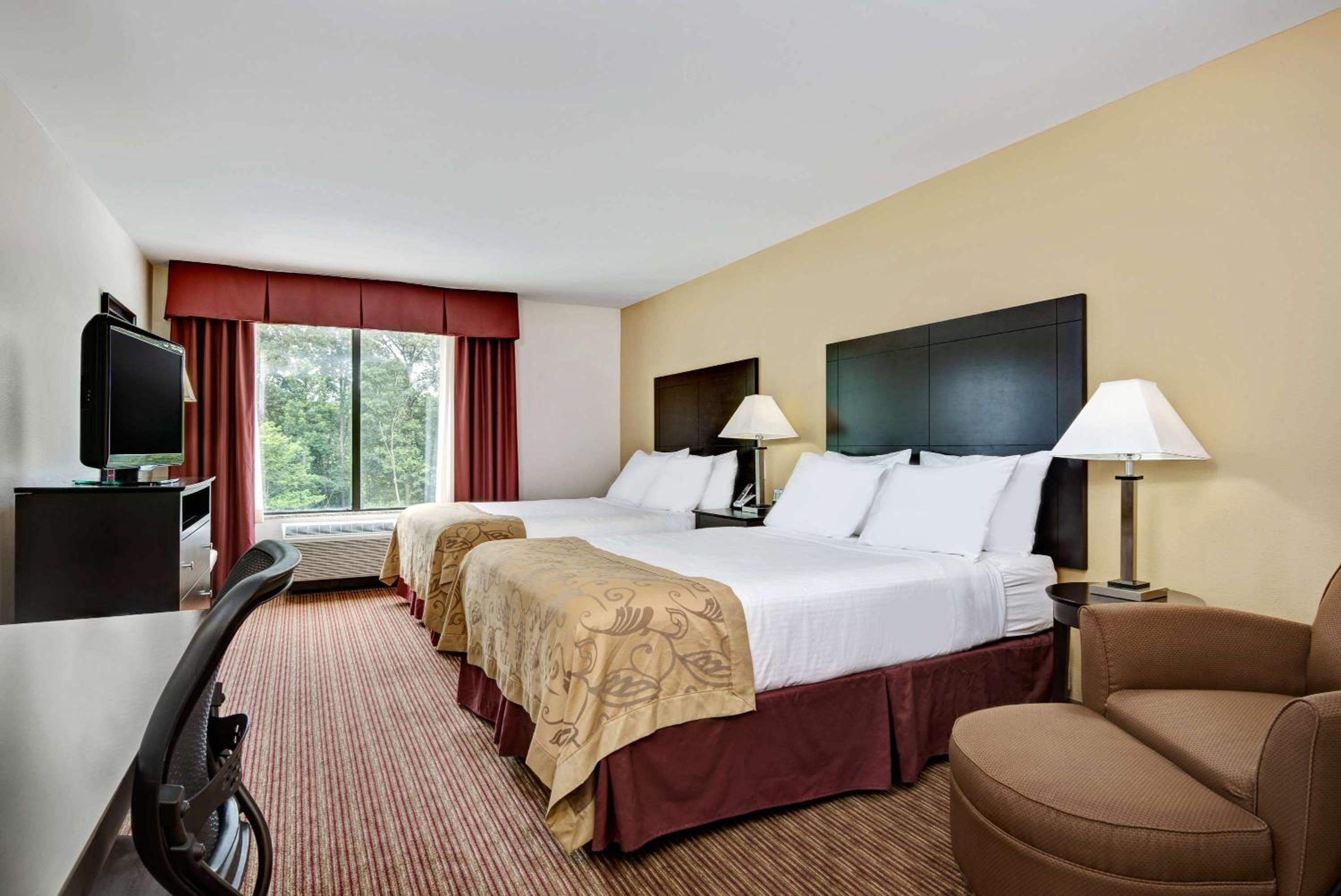 Queen Room With Two Queen Beds - Non-Smoking photo 1