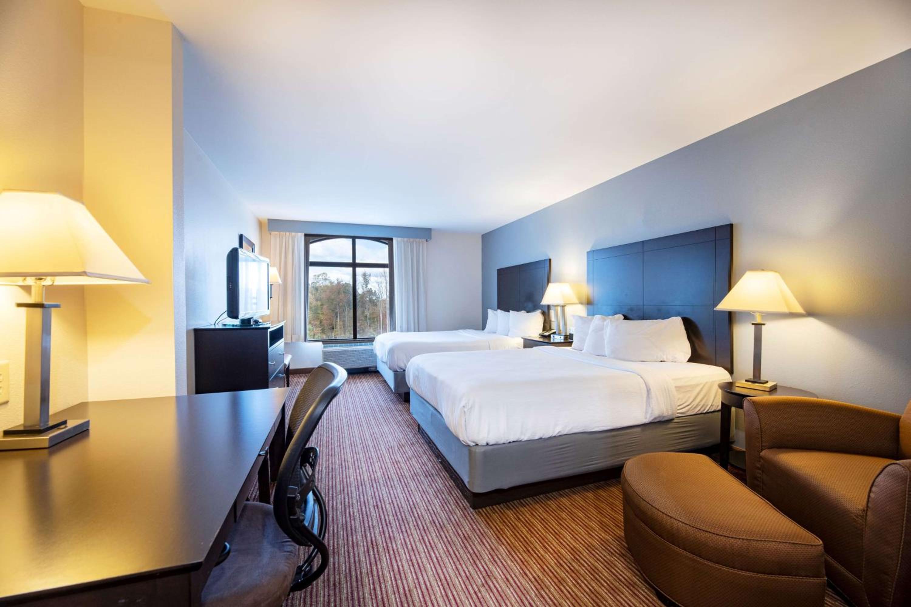 Queen Room With Two Queen Beds - Mobility Access/Non-Smoking - Photo 1