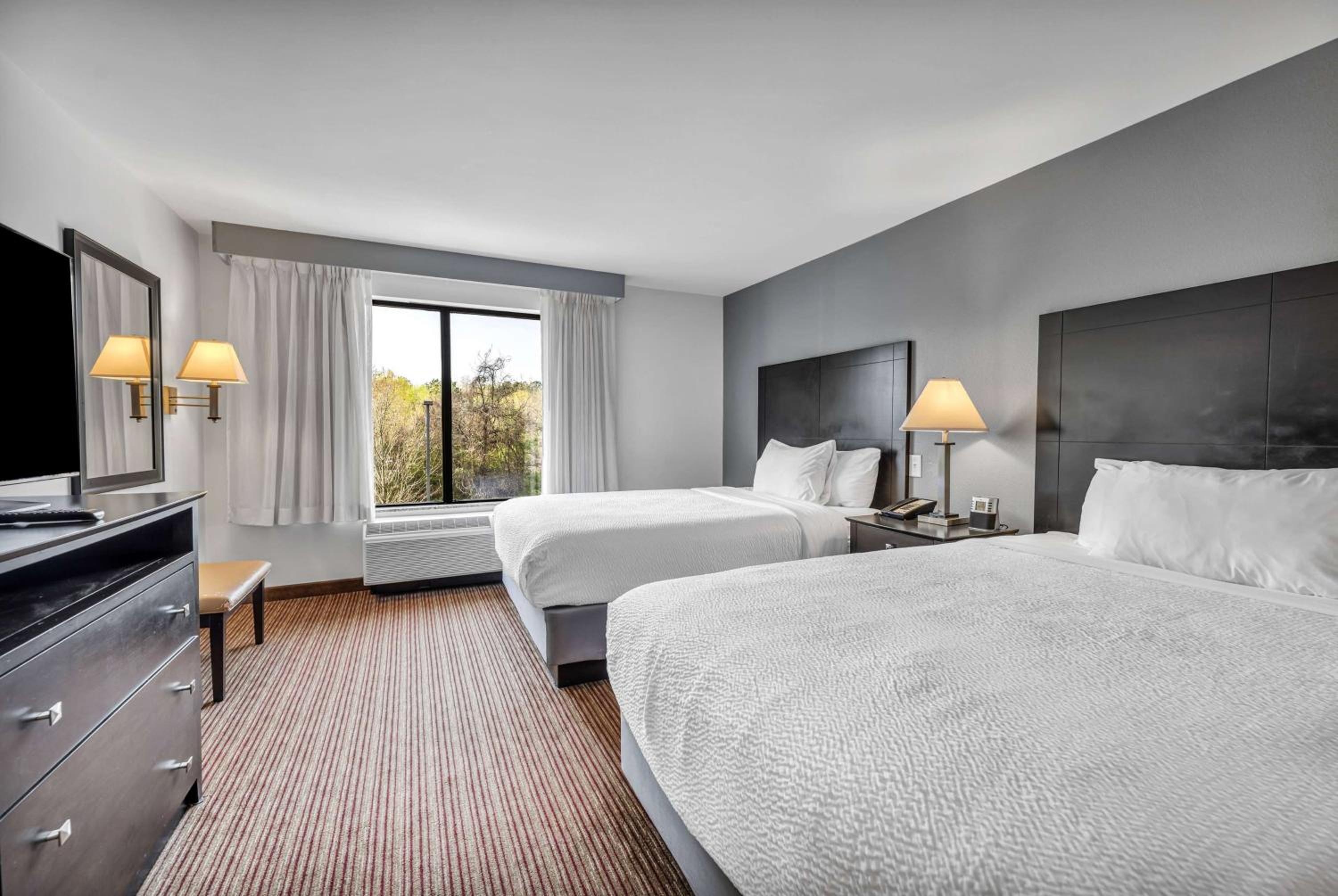 Queen Room With Two Queen Beds - Mobility Access/Non-Smoking - Photo 2