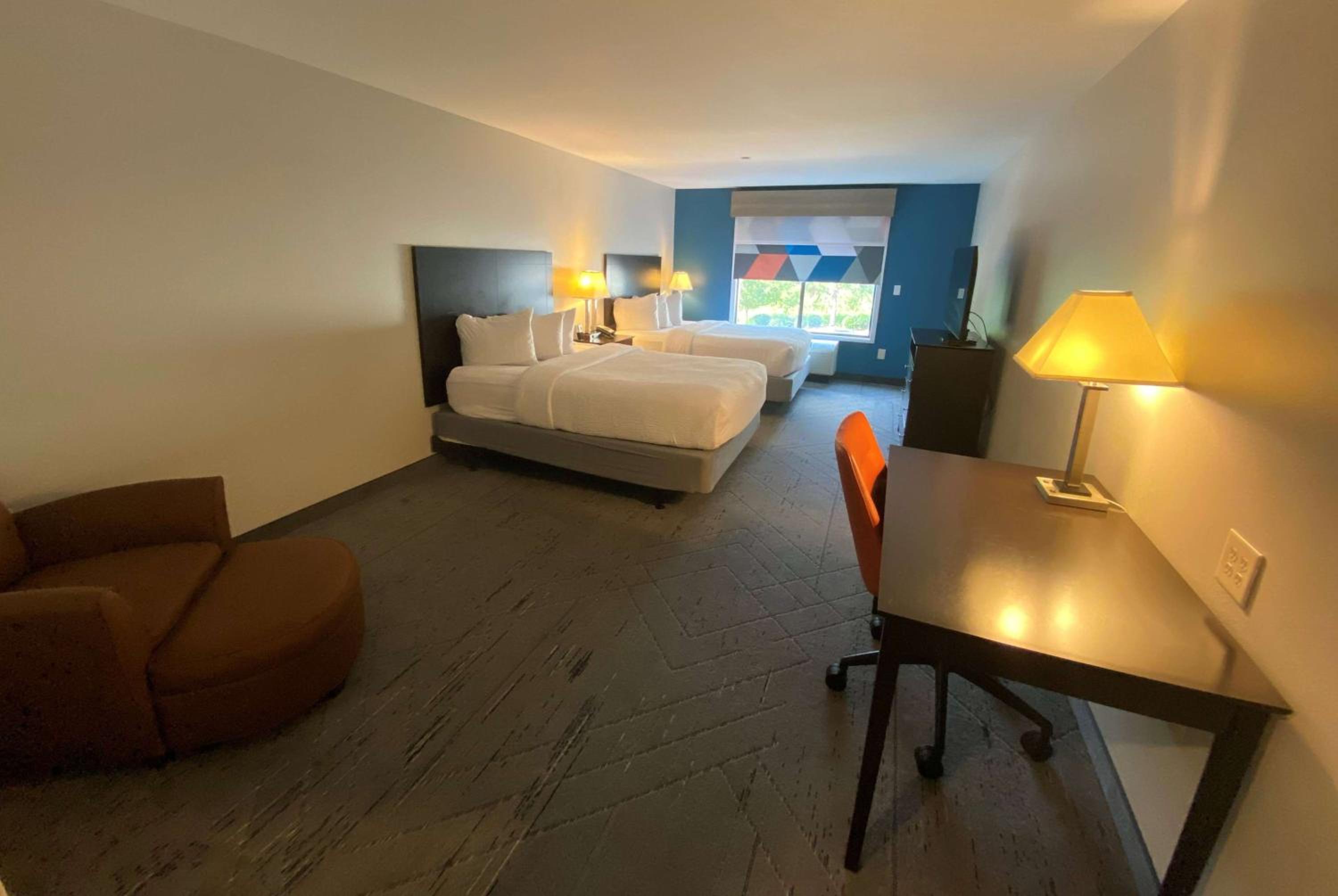 Queen Room With Two Queen Beds - Mobility Access/Non-Smoking - Photo 8