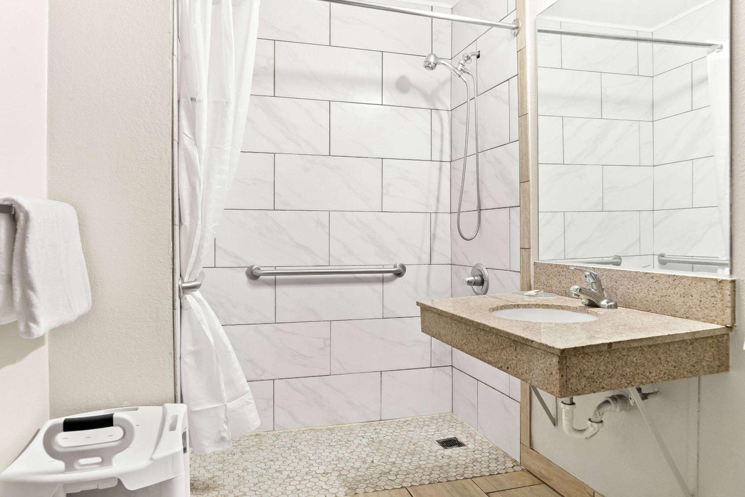 Deluxe King Room - Disability Access - Non-Smoking - Photo 4