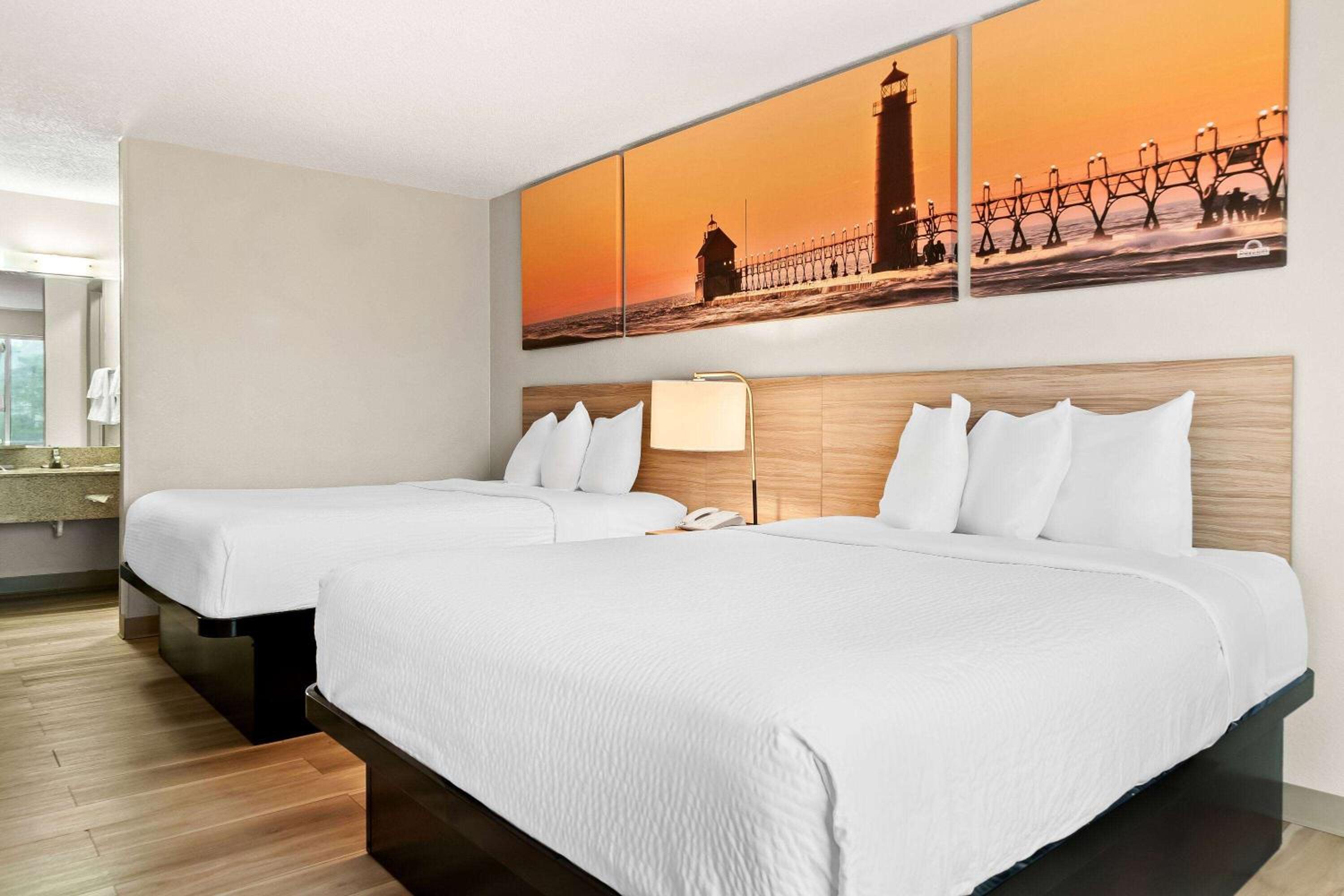 Queen Room with Two Queen Beds - Non-Smoking - Photo 2