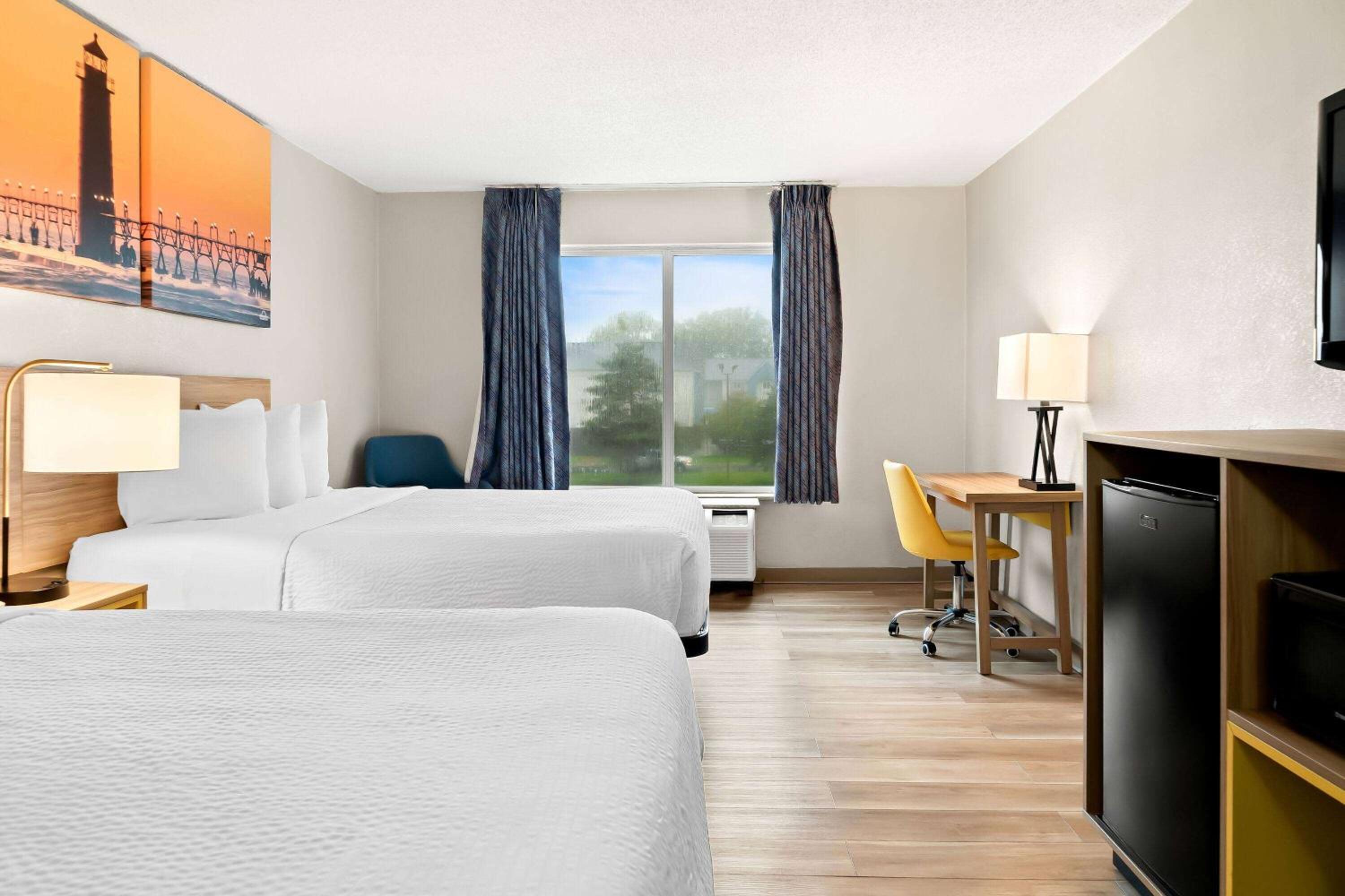 Queen Room with Two Queen Beds - Non-Smoking - Photo 3