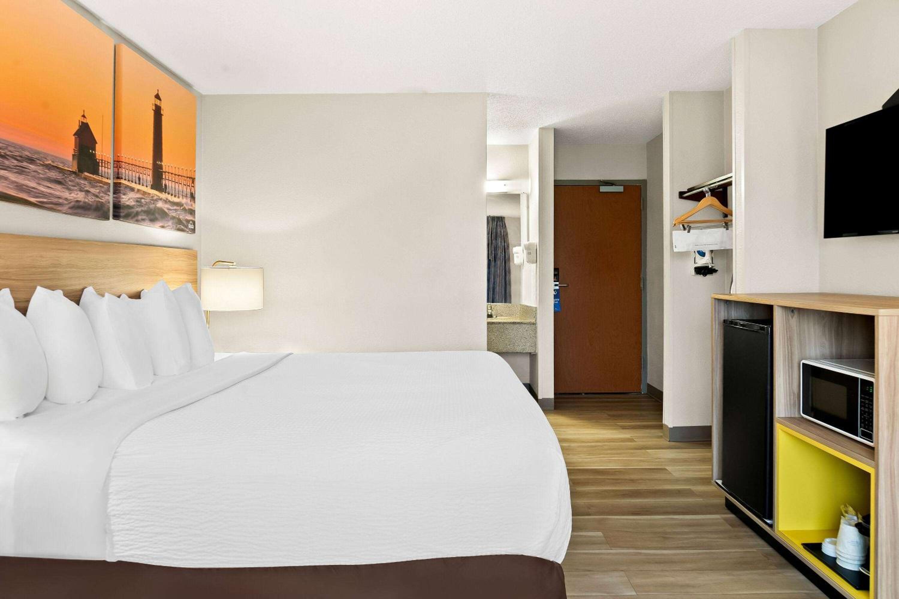 King Room - Non-Smoking - Photo 2