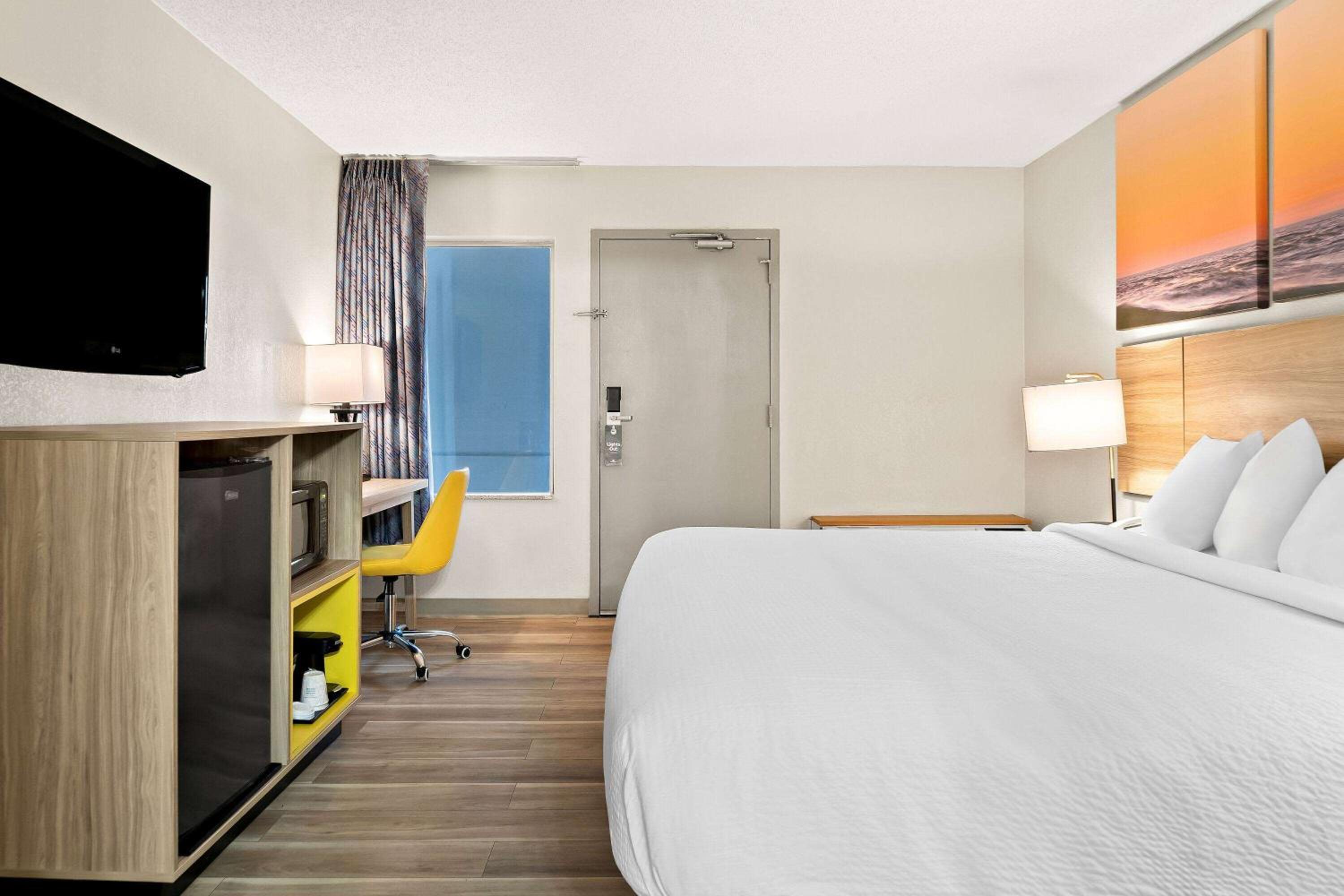 Deluxe King Room - Disability Access - Non-Smoking - Photo 2