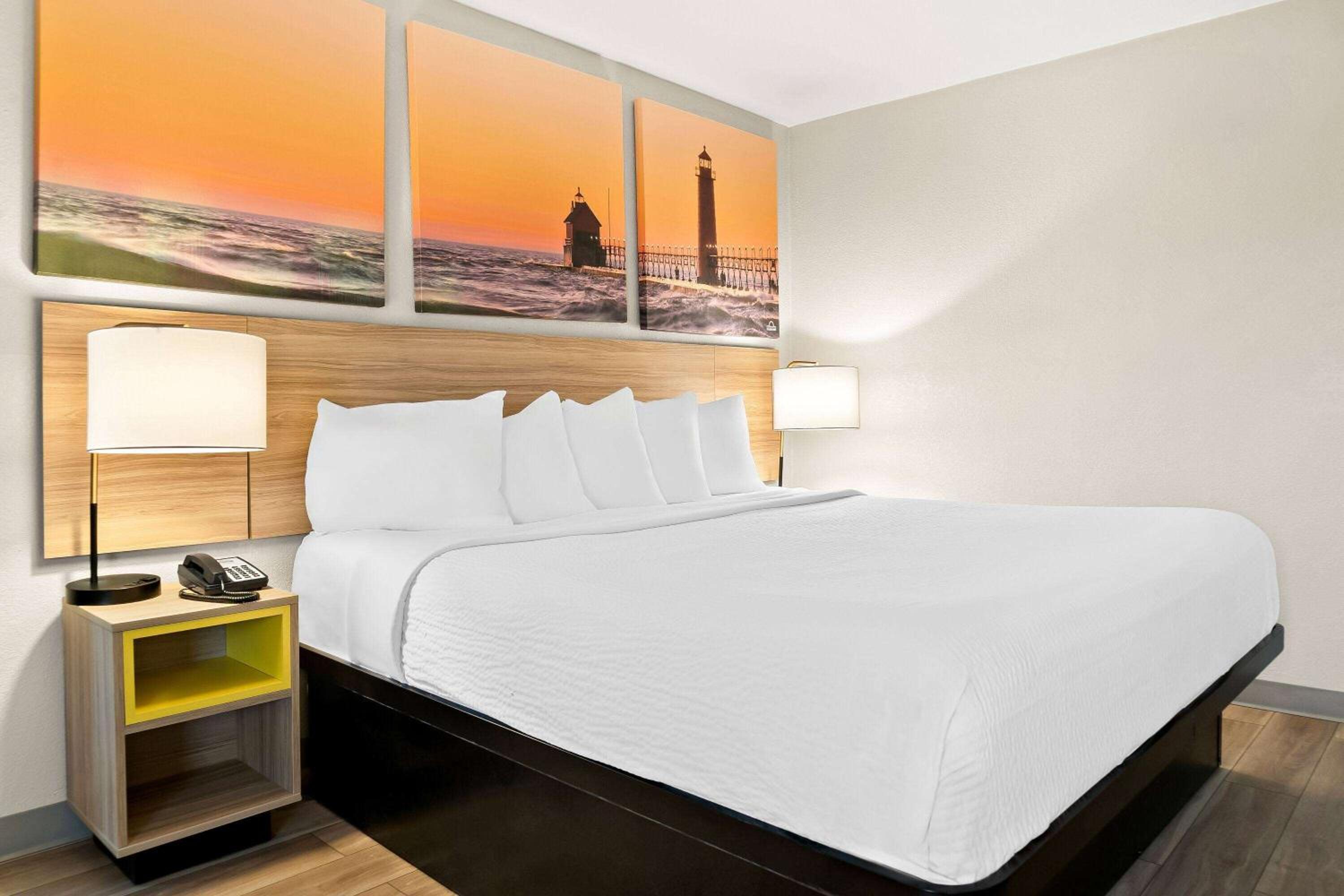 One-Bedroom Deluxe King Suite - Non-Smoking - Photo 1