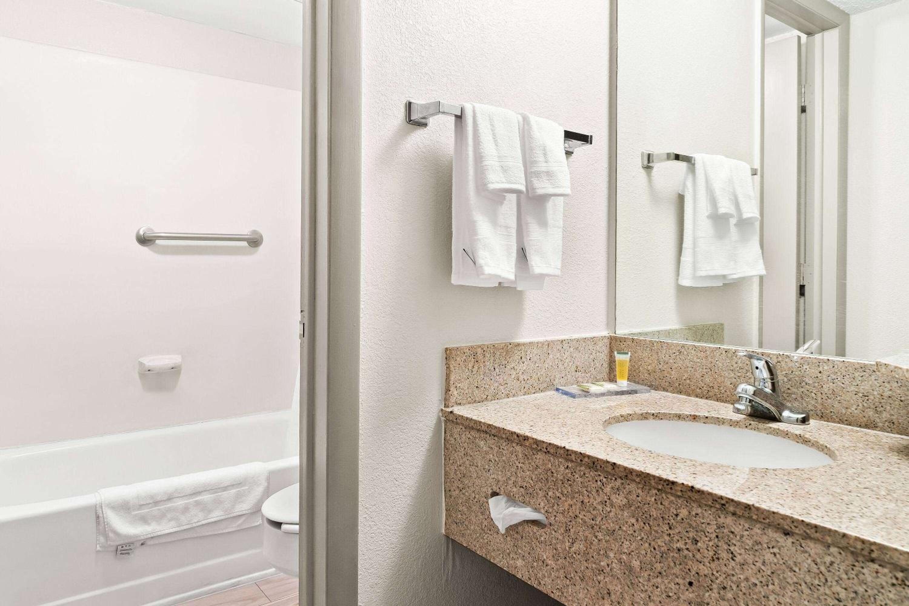 One-Bedroom Deluxe King Suite - Non-Smoking - Photo 4