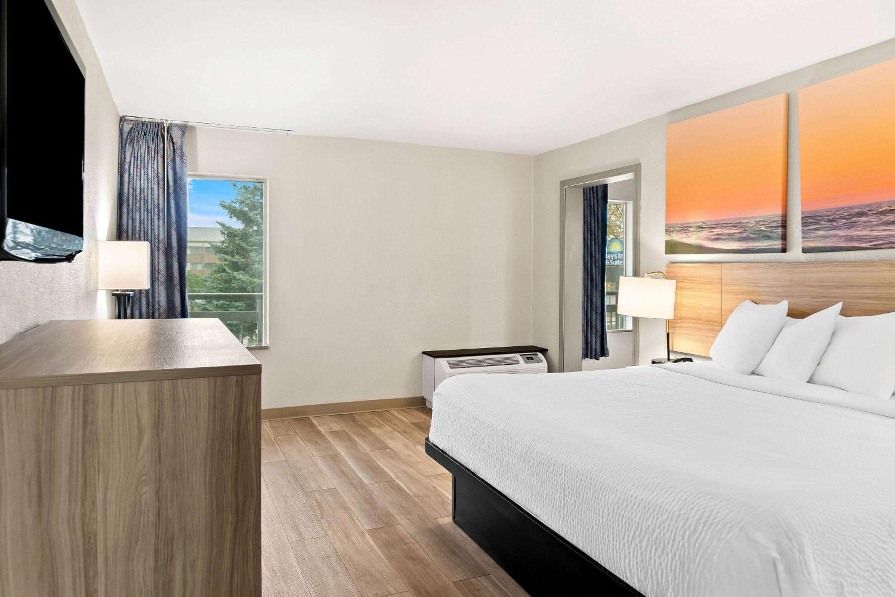 One-Bedroom Deluxe King Suite - Non-Smoking - Photo 2