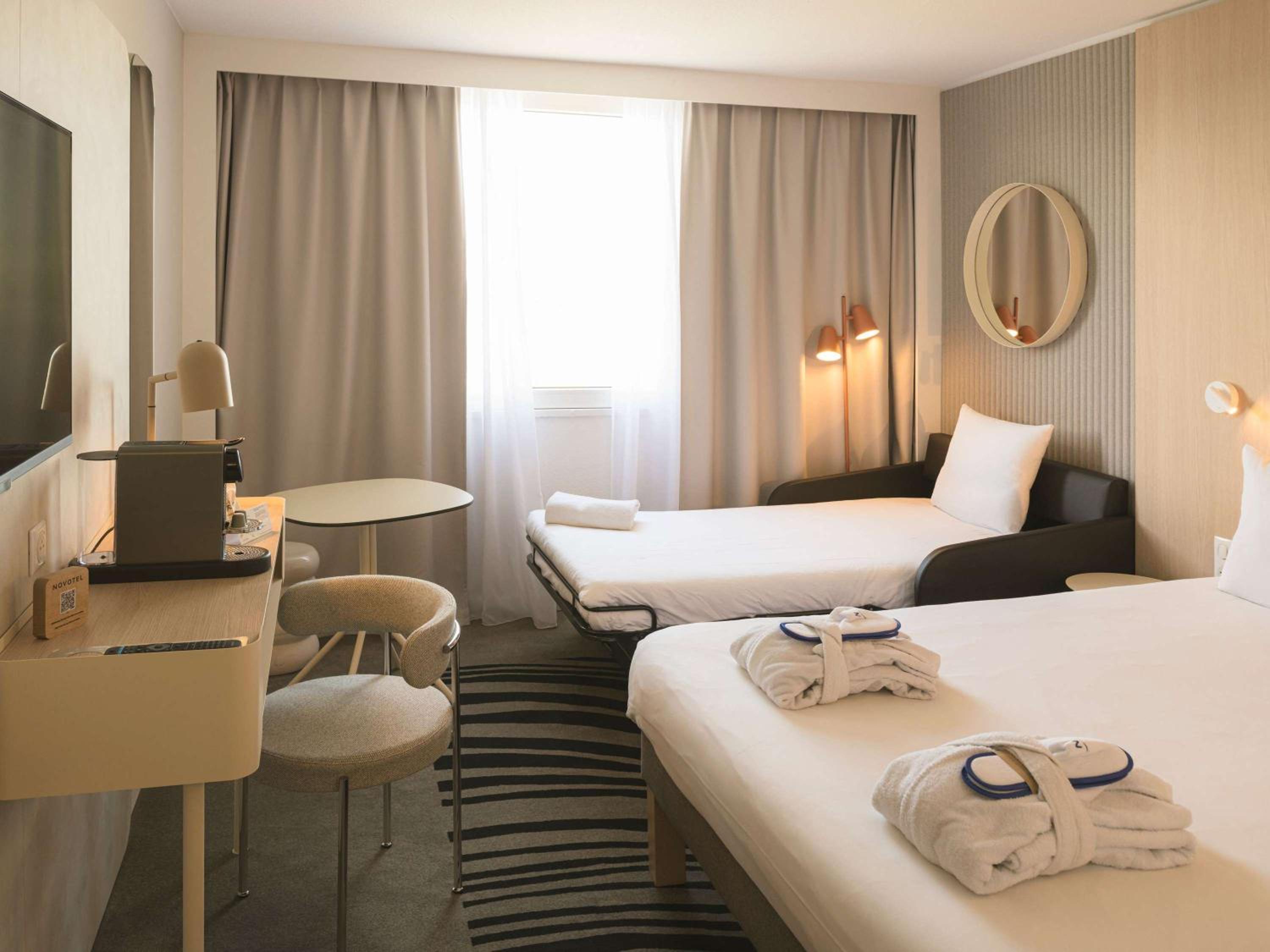 Executive Queen Room - Lake Side