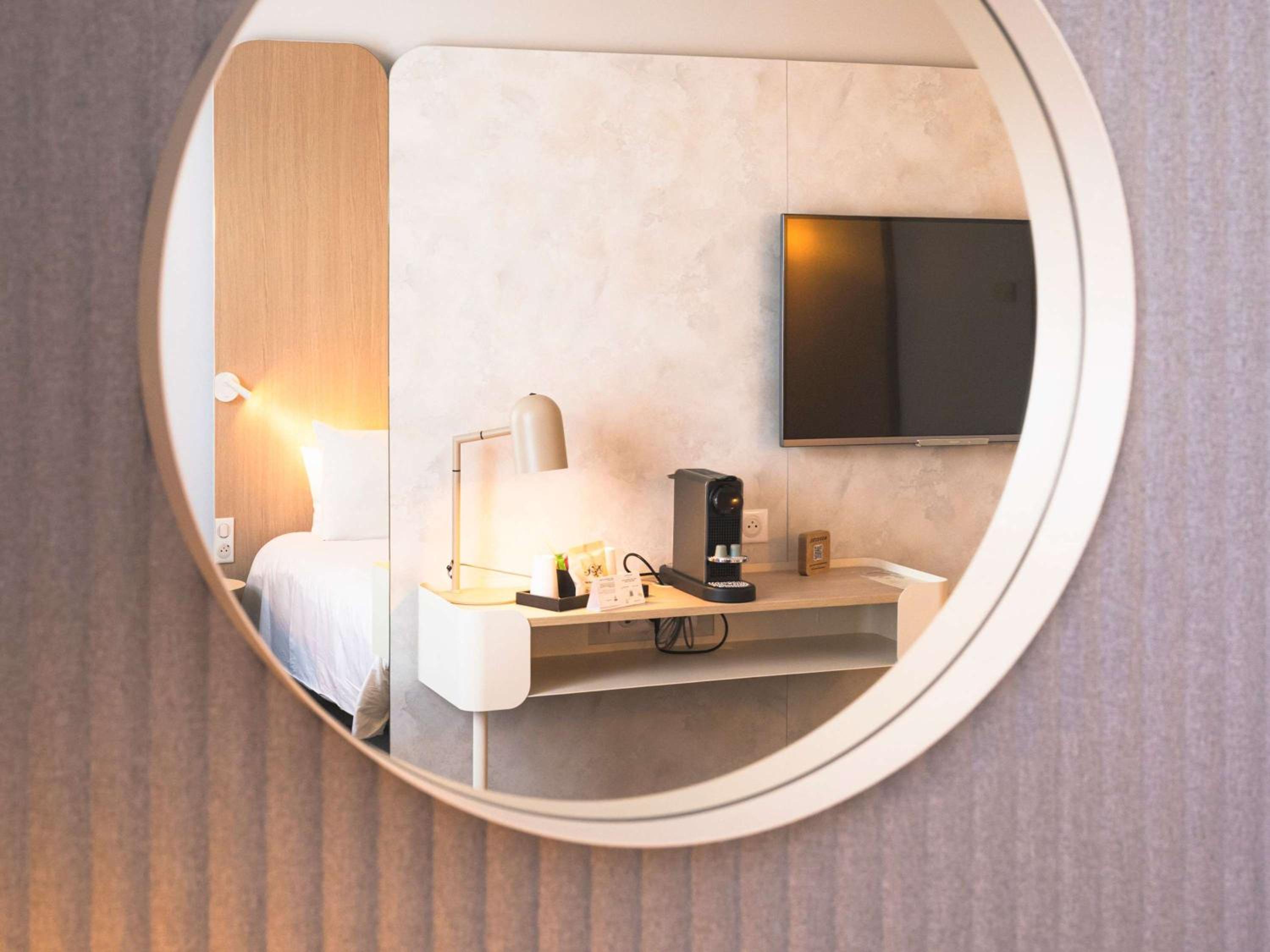 Executive Queen Room - Lake Side thumbnail 5