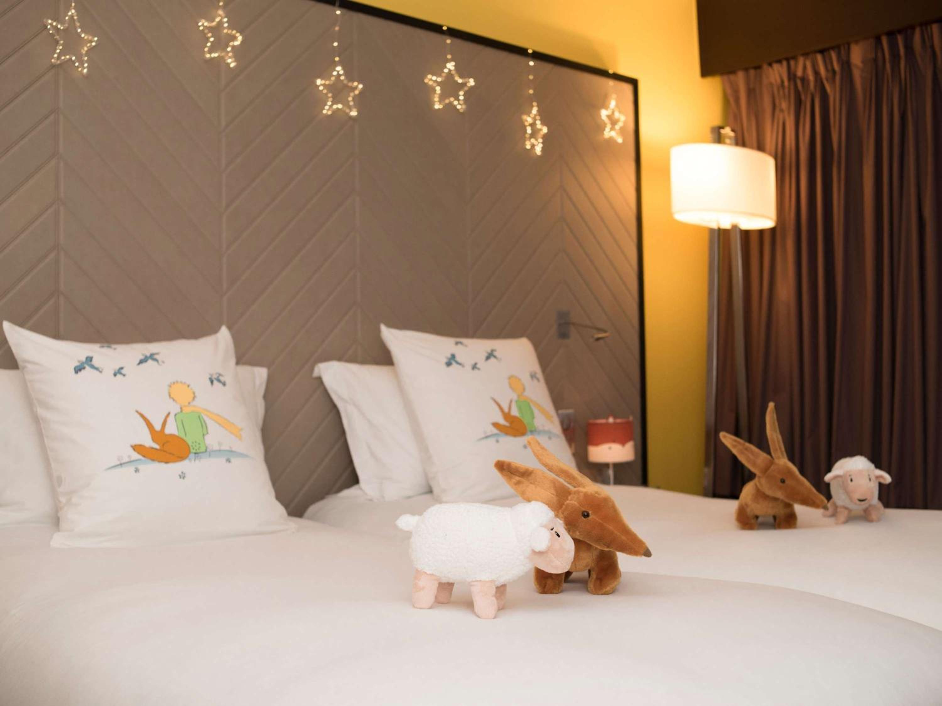 Family Room with a Queen Bed and Two Single Beds - Photo 1
