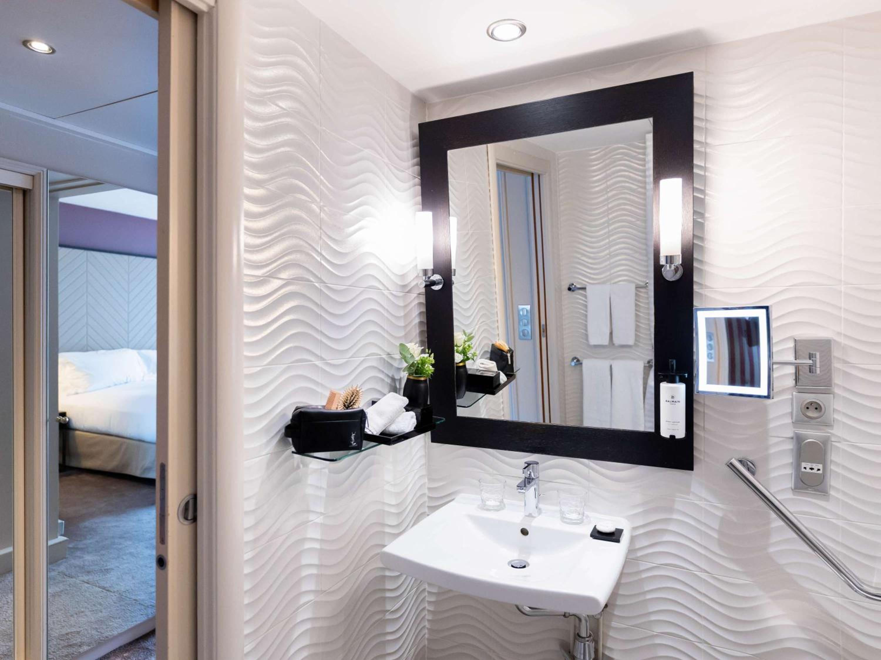 Accessible Luxury Room with One King Bed with View - Photo 3