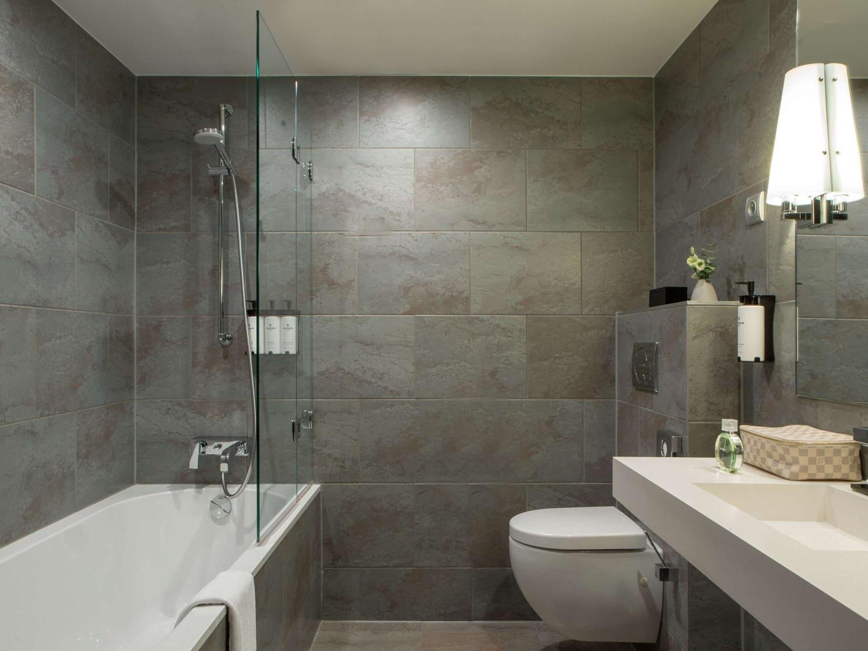 Luxury King or Twin Room with View - Photo 3