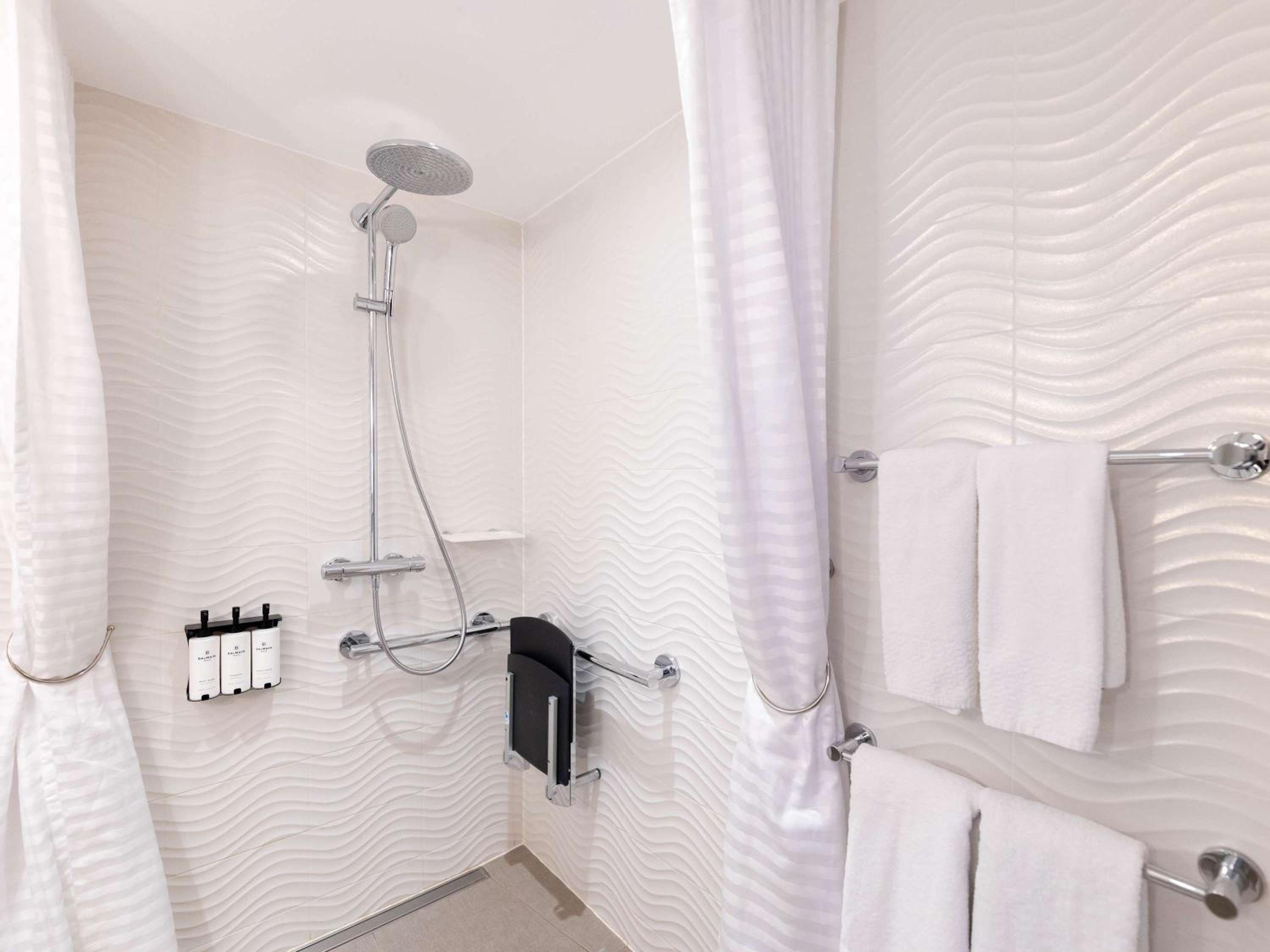 Accessible Luxury Room with One King Bed with View - Photo 5