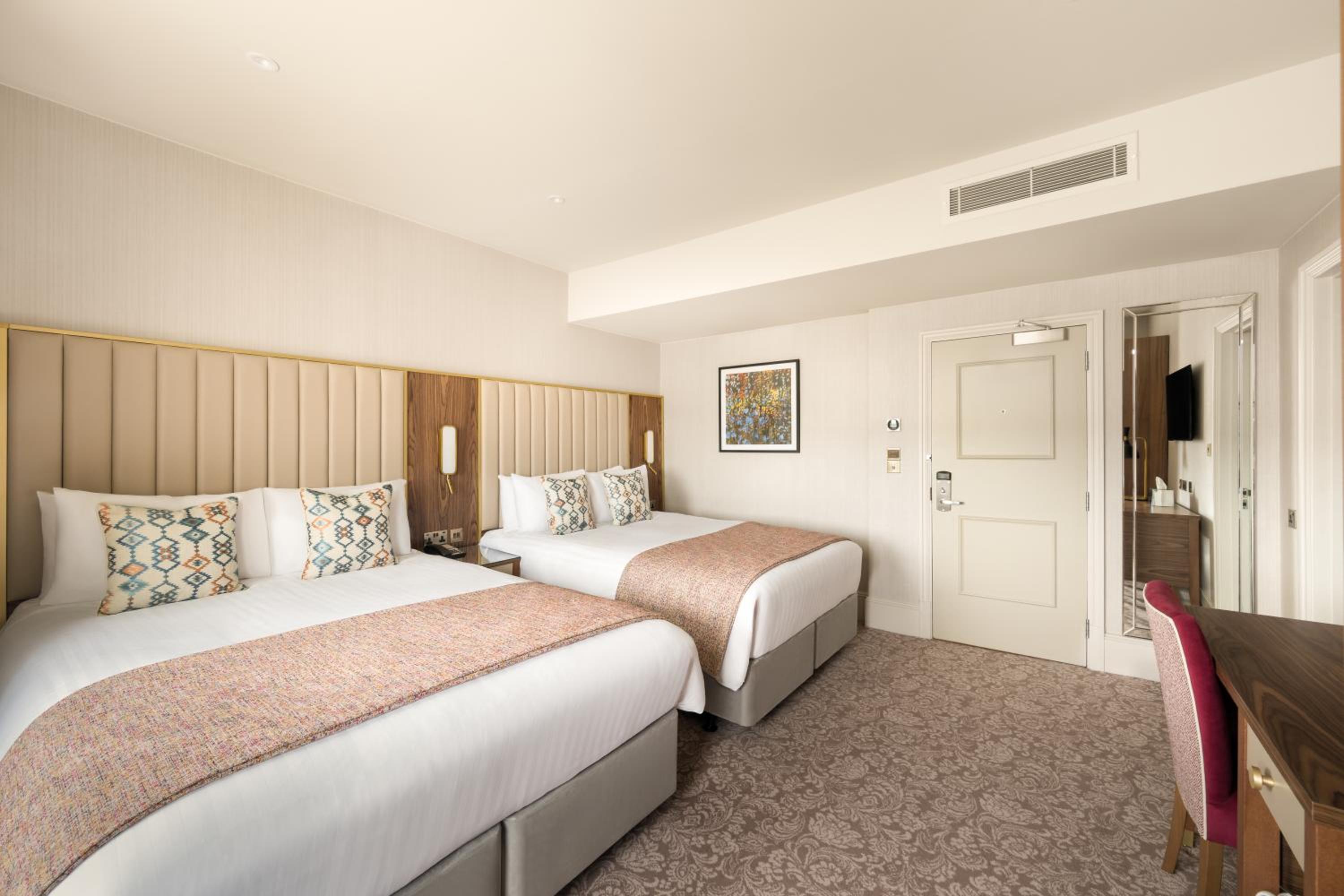 Standard Room with Two Queen Beds - Photo 11