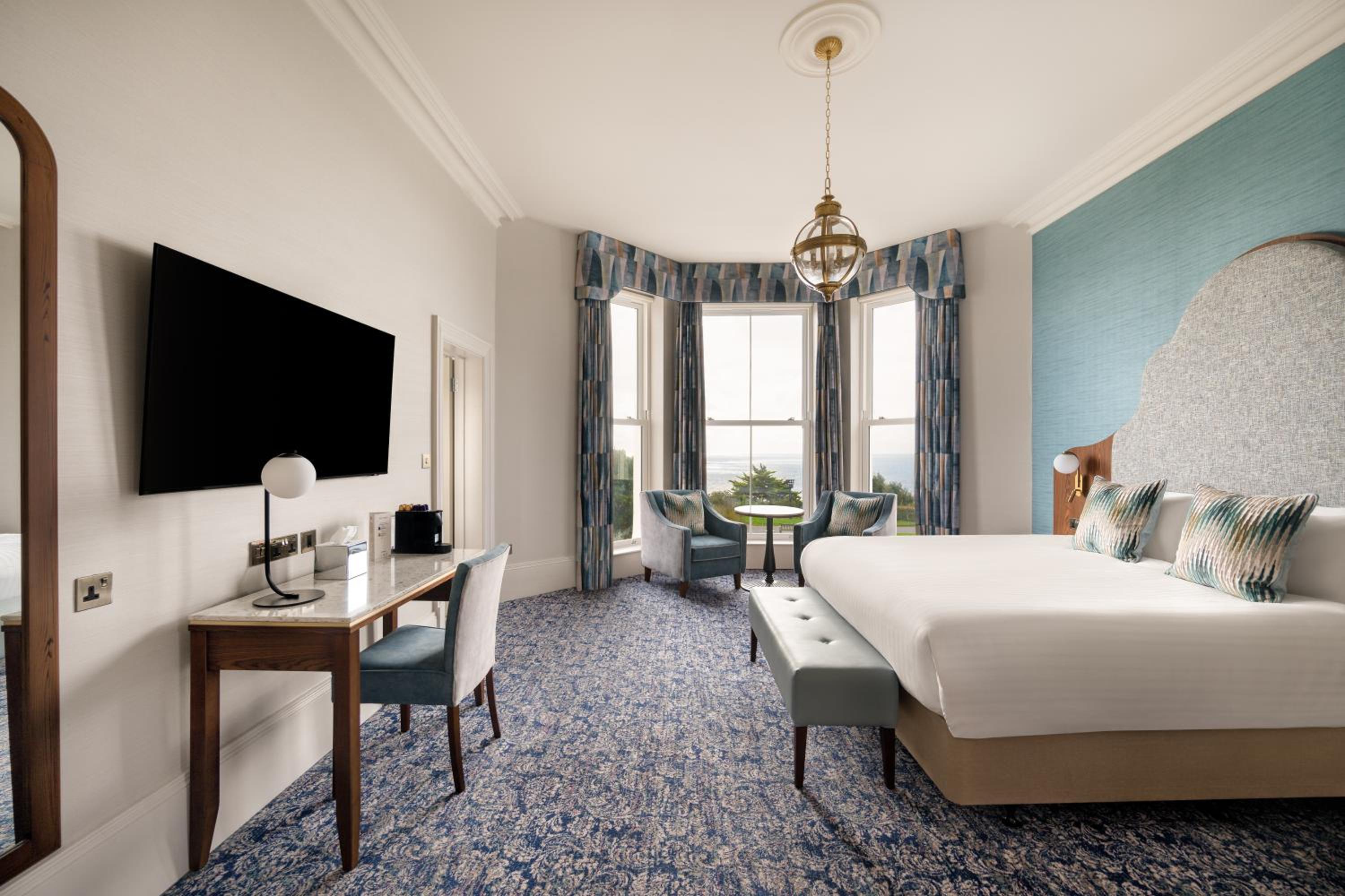 Premium King Room with Sea View - Photo 14