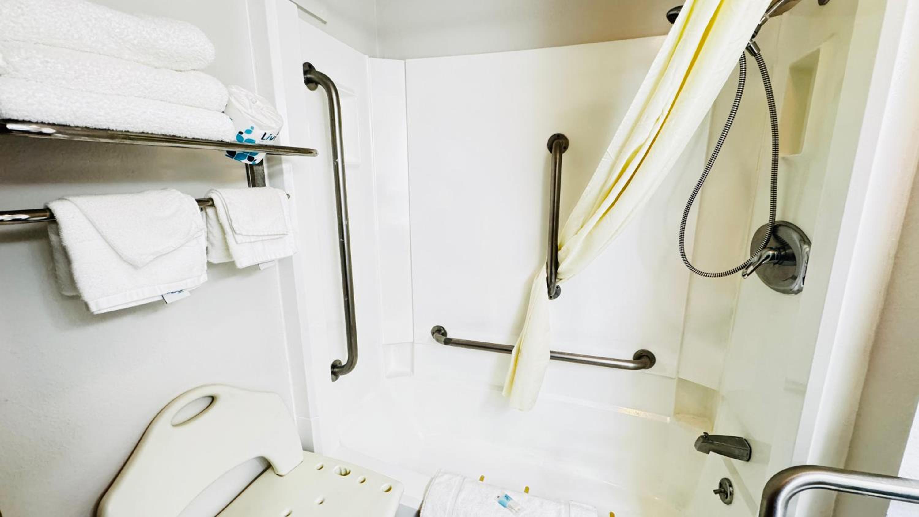 Double Room with Two Double Beds and Bath Tub - Mobility Accessible/Non-Smoking - Photo 3
