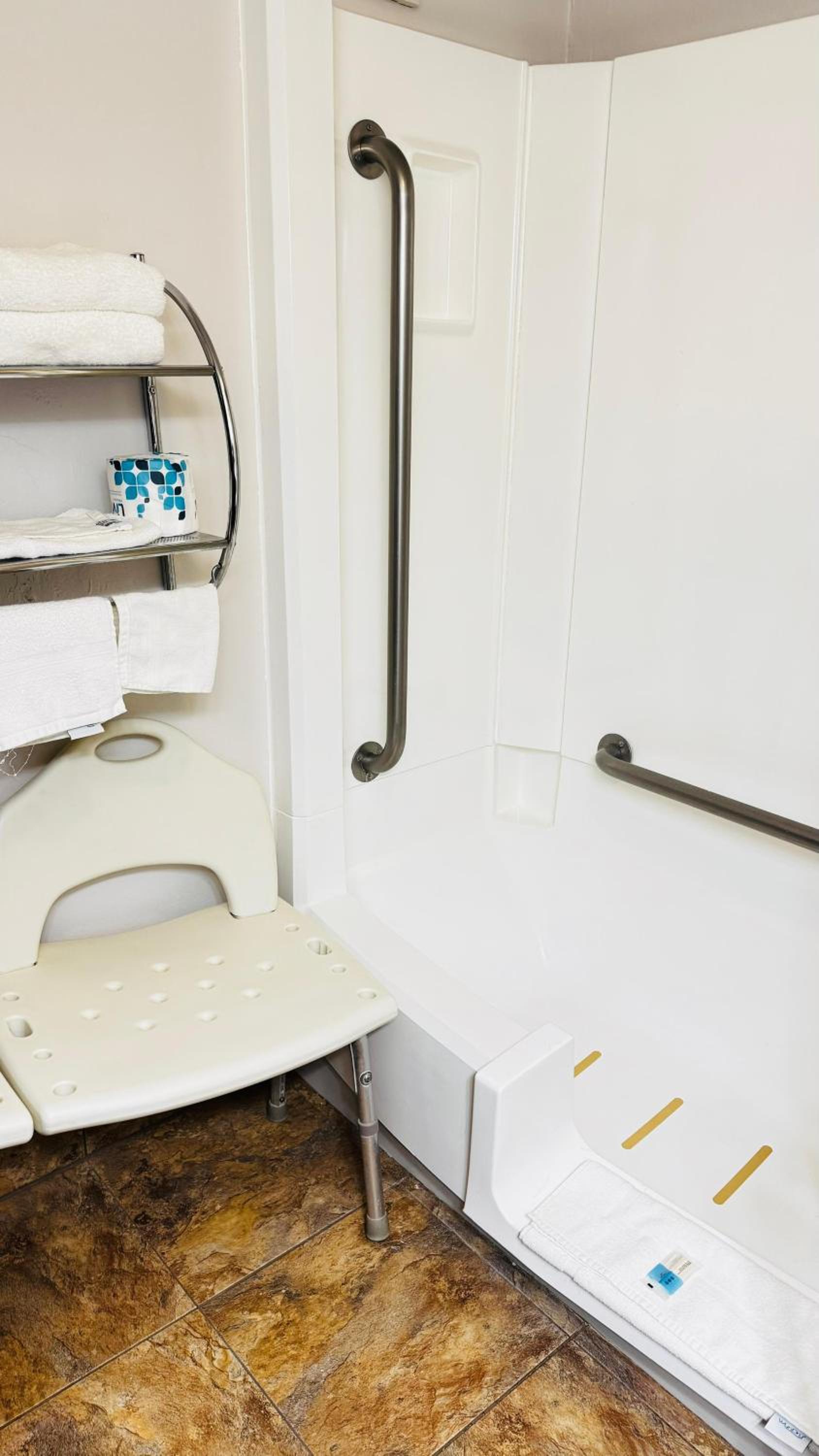 Queen Room with Bath Tub - Mobility Accessible/Non-Smoking - Photo 4
