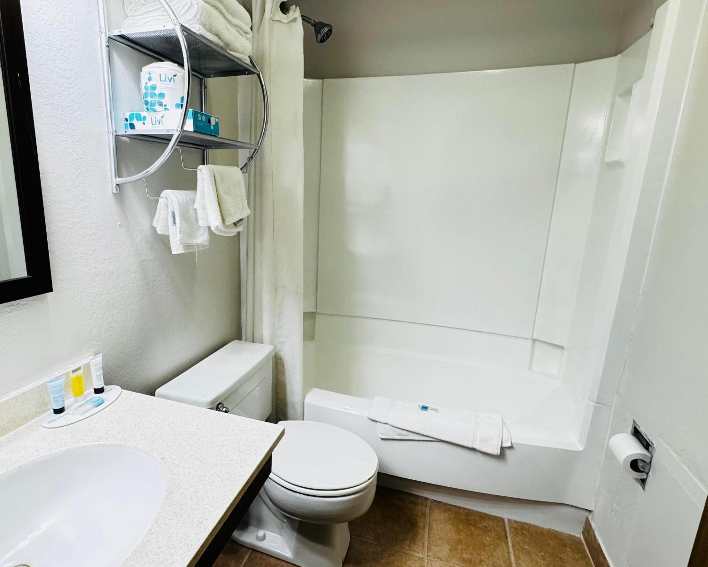 Deluxe Queen Room - Non-Smoking photo 3