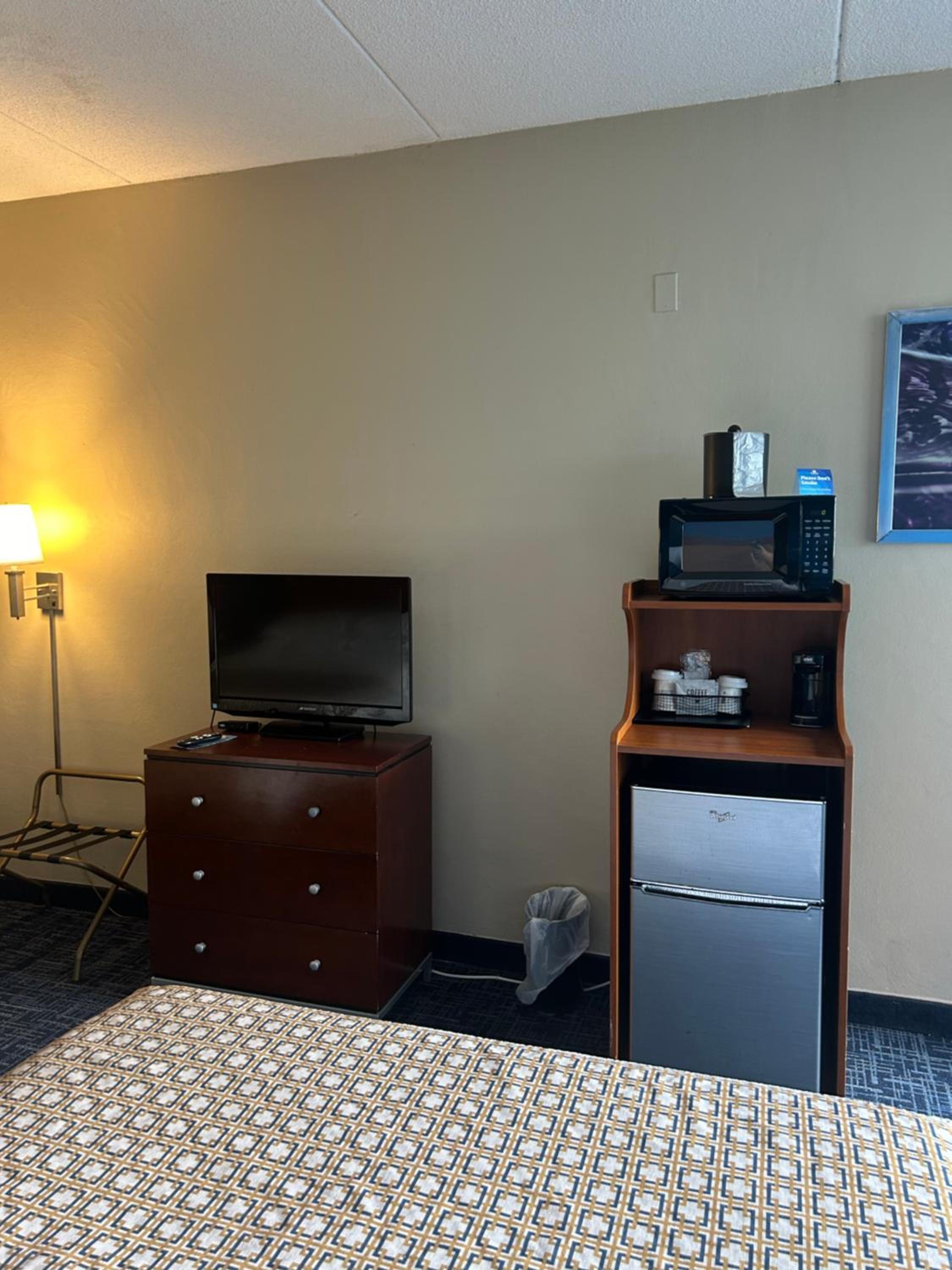 Queen Room with Two Queen Beds and Roll-in Shower - Mobility Accessible/Non-Smoking photo 3