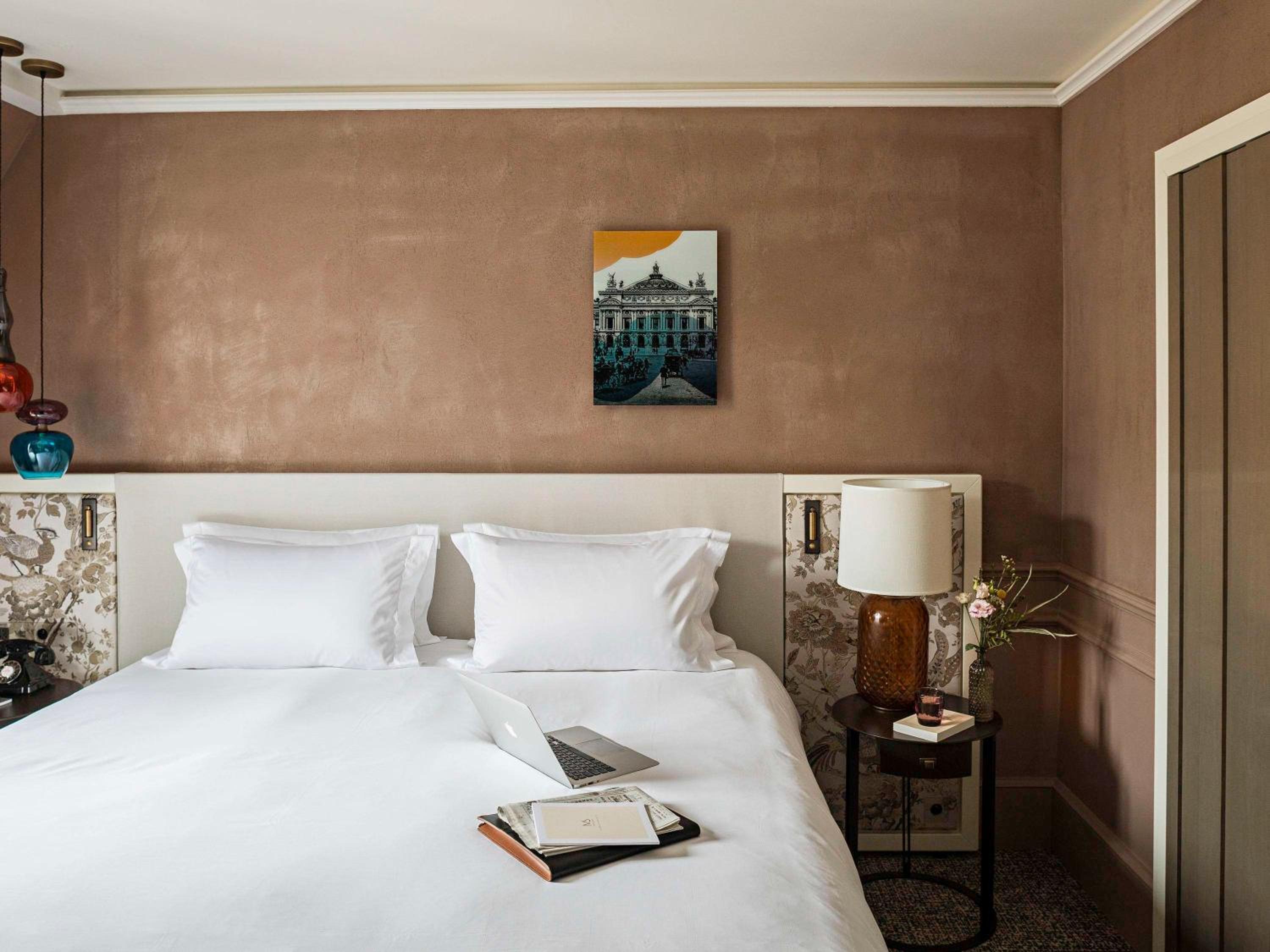 Luxury Queen Room with One Queen Bed and Courtyard or Rue Scribe View photo 3