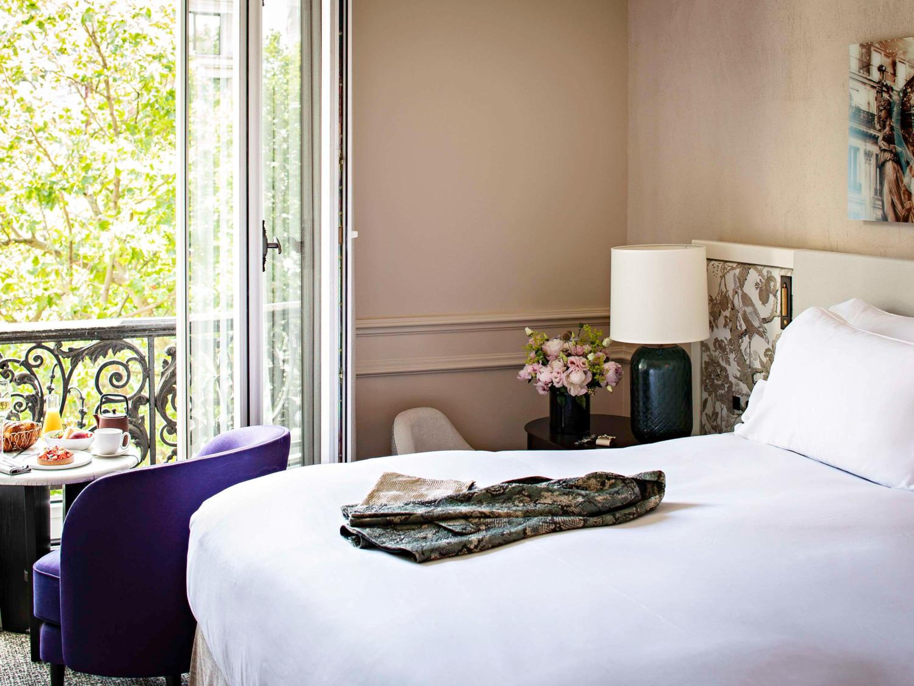 Luxury Queen Room with One Queen Bed and Courtyard or Rue Scribe View photo 1