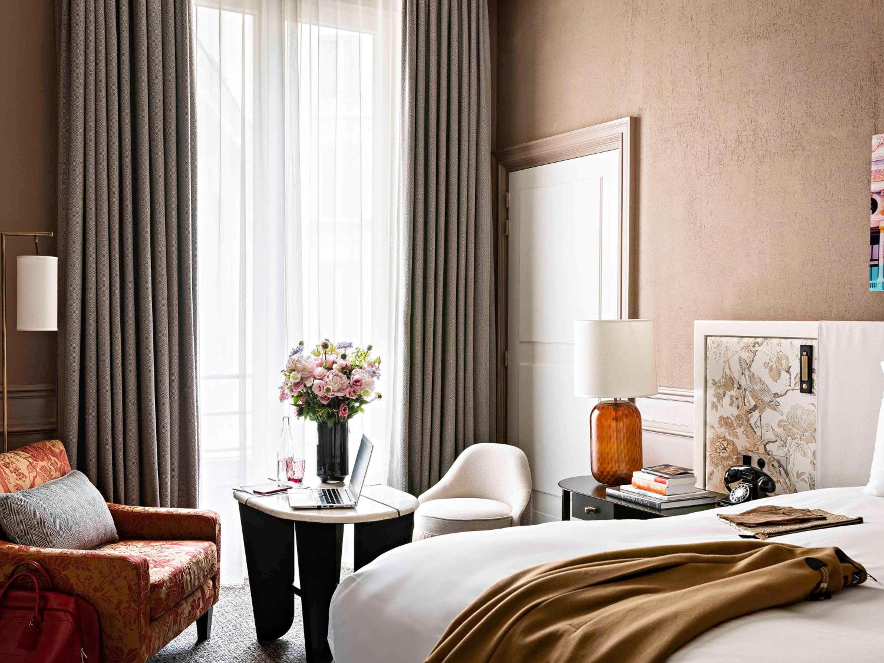 Premium Luxury Queen Room with One Queen Bed and Courtyard or Rue Scribe View photo 1