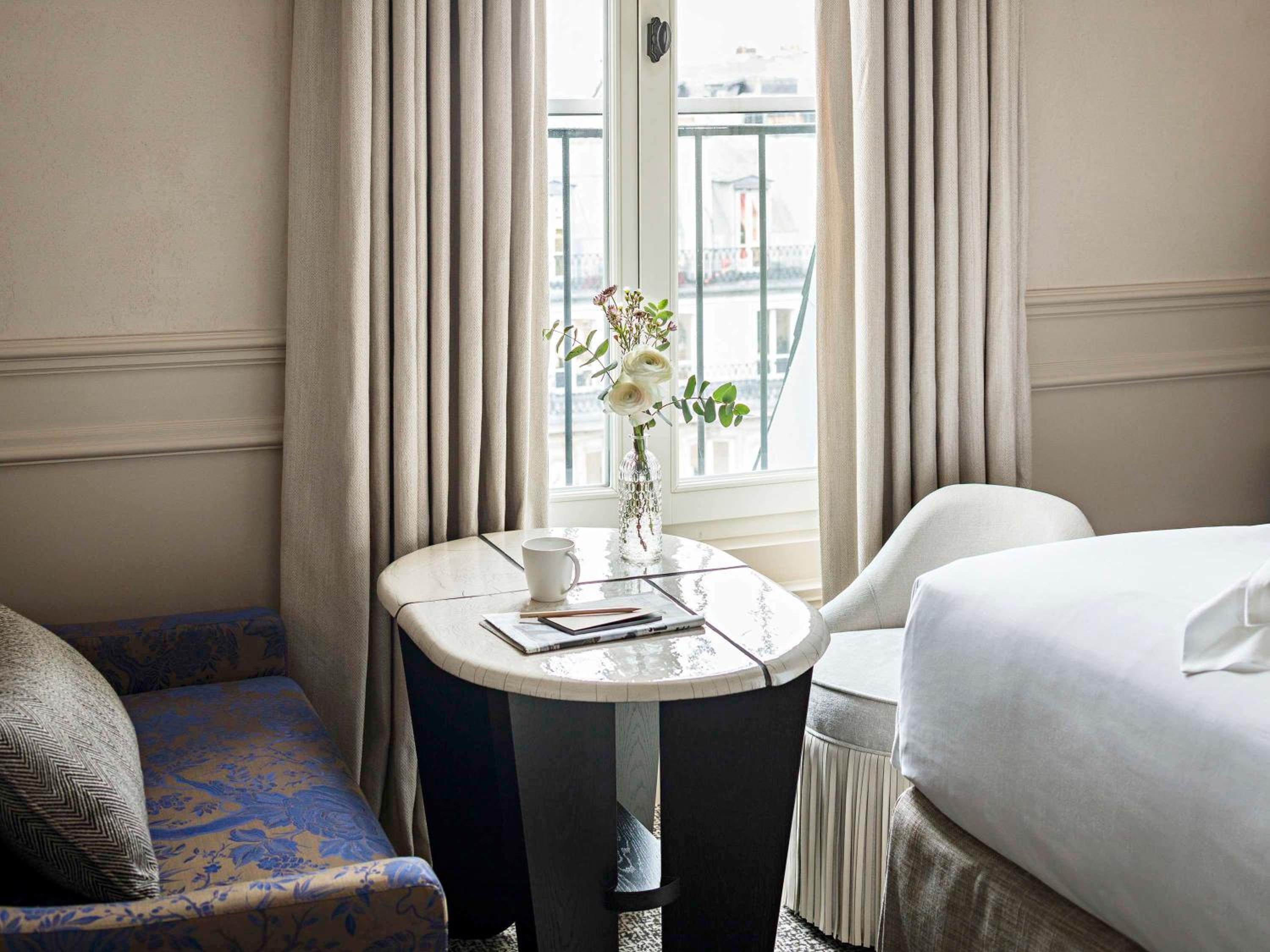 Superior Queen Room with One Queen Bed and Courtyard View photo 3