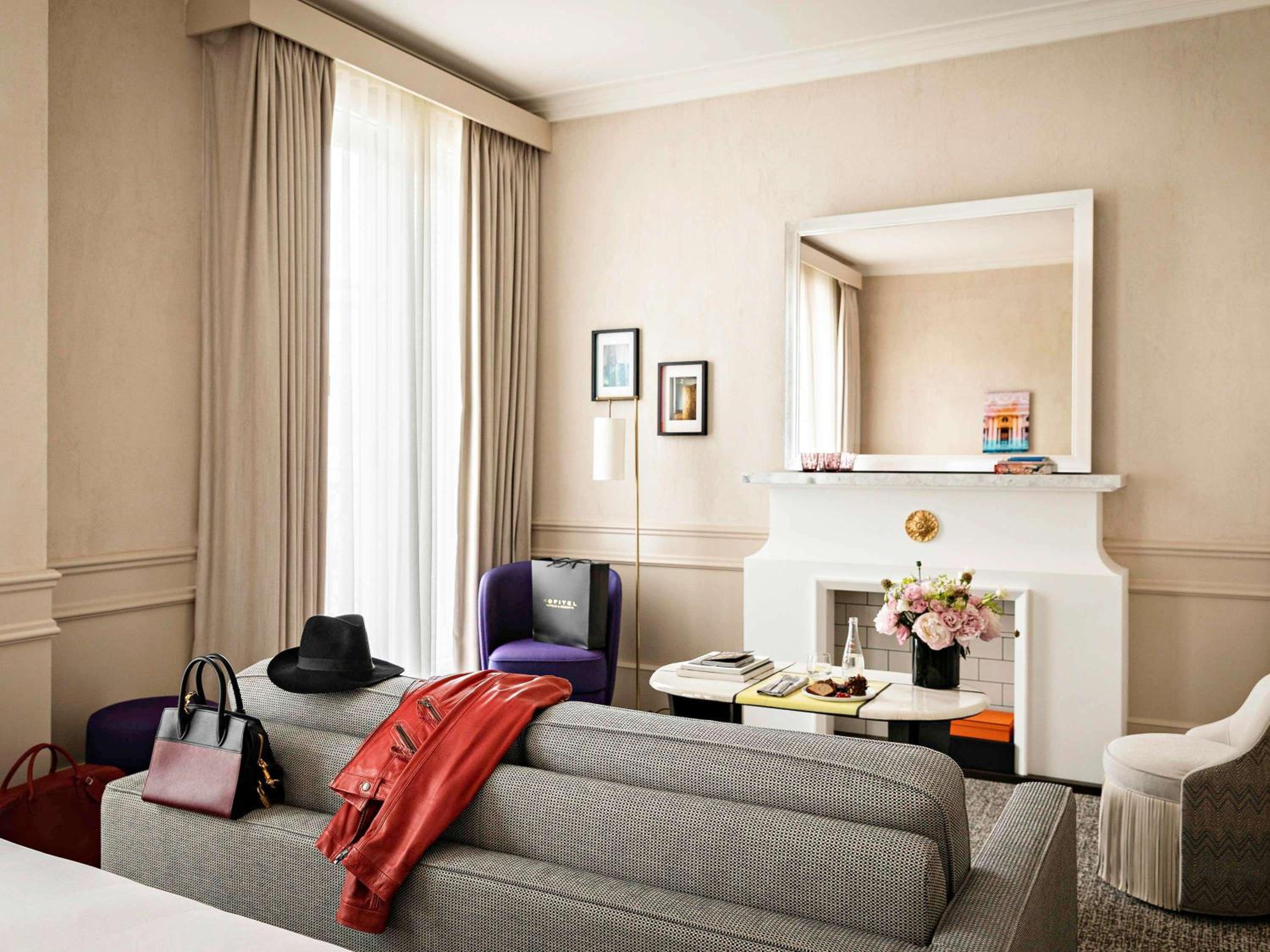 Junior Suite with King or Queen Bed, Sofa Bed, Lounge Area and Street View photo 1