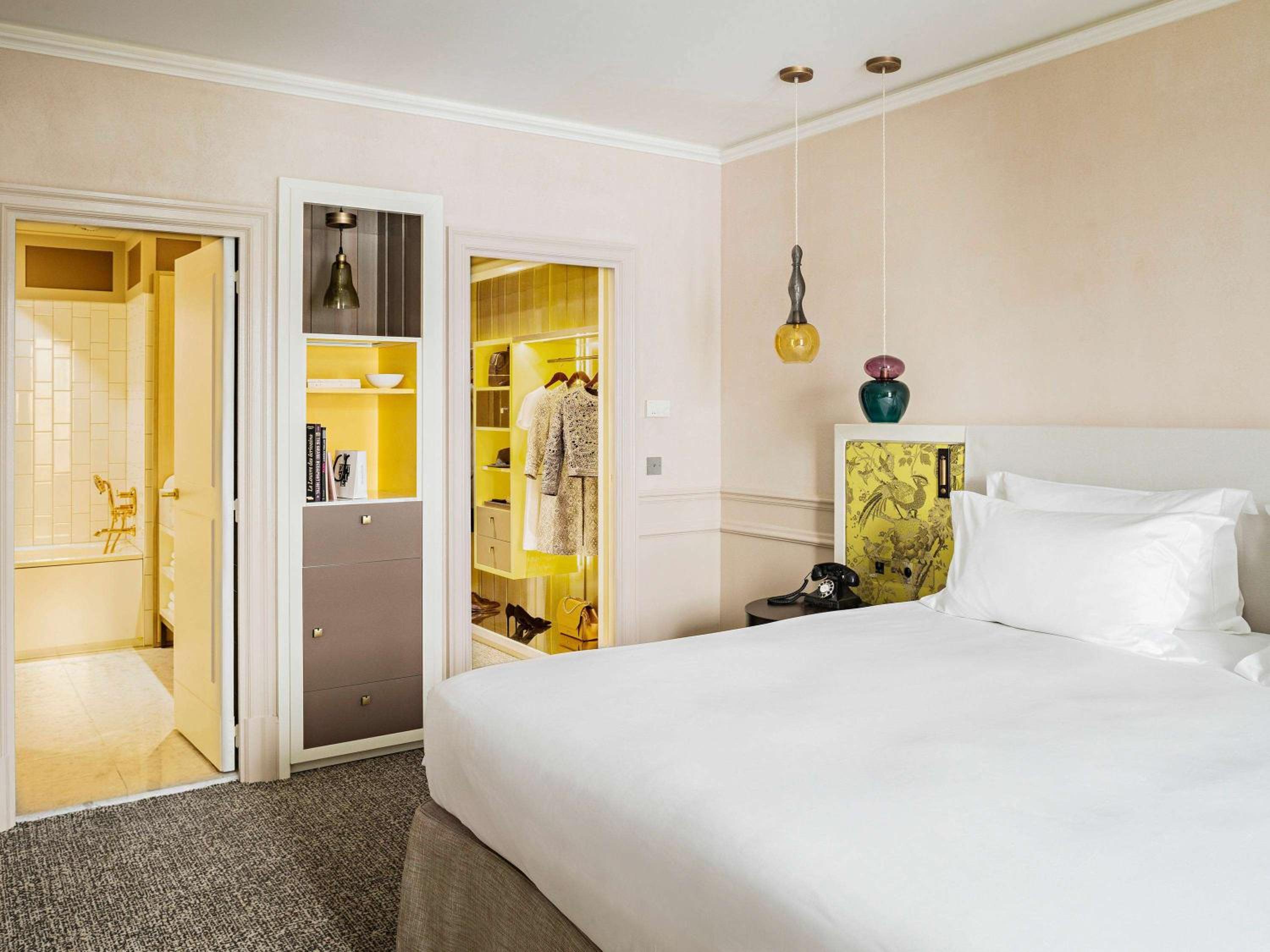 Suite Prestige avec 1 Lit King-Size, 1 Canapé-Lit et Salon Séparé – Vue sur Boulevard ou Rue Scribe Suite Prestige avec 1 Lit King-Size, 1 Canapé-Lit et Salon Séparé – Vue sur Boulevard ou Rue Scribe