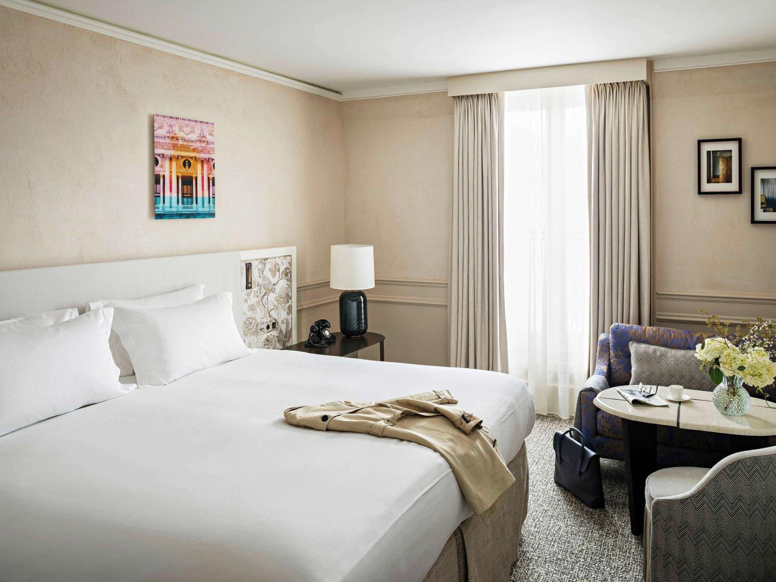 Chambre de Luxe avec 1 Lit Queen-Size – Vue sur Cour ou Rue Scribe