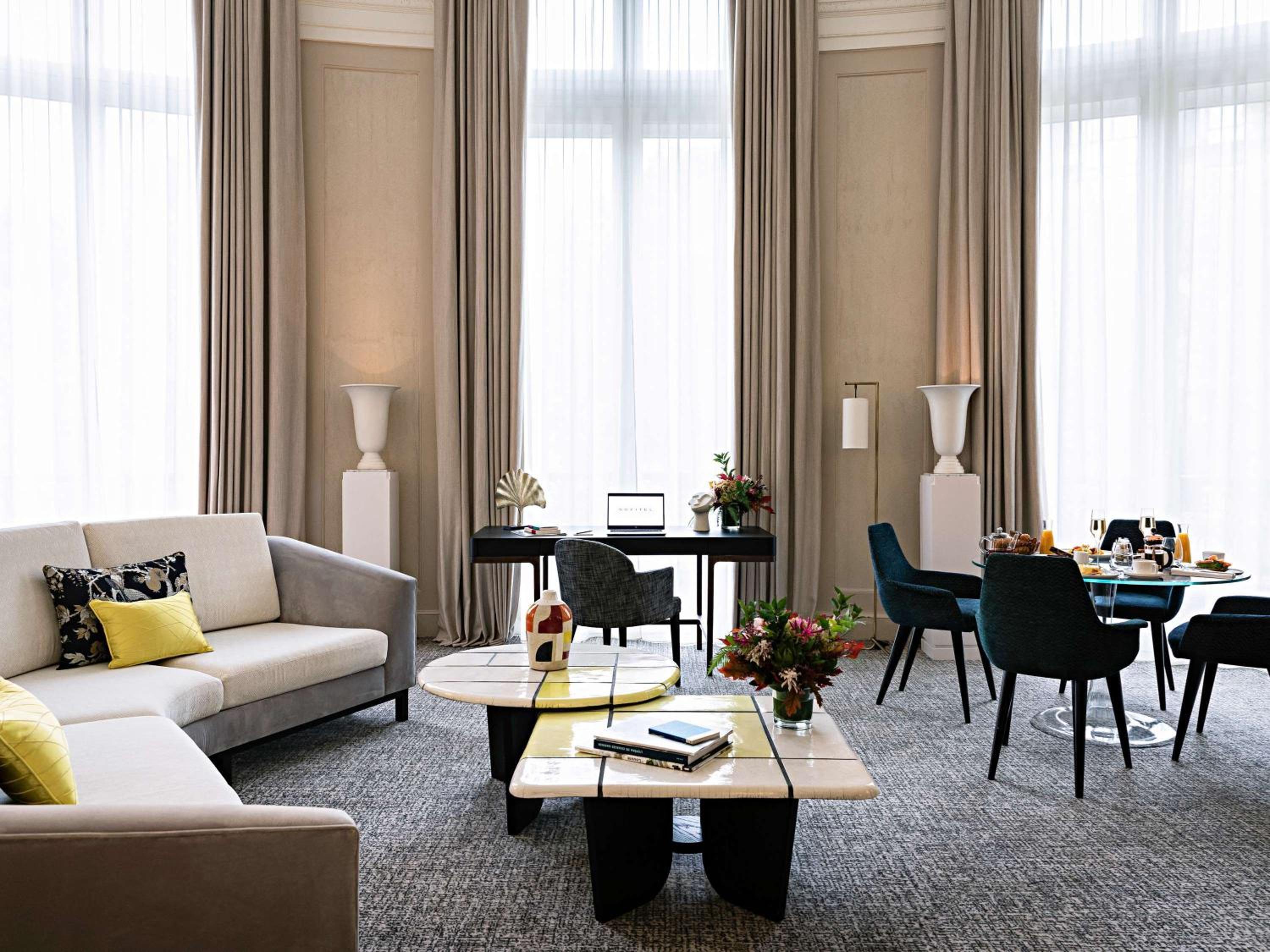 Suite Opéra avec 1 Lit King-Size et Grand Salon Séparé – Vue sur Boulevard ou Rue Scribe Suite Opéra avec 1 Lit King-Size et Grand Salon Séparé – Vue sur Boulevard ou Rue Scribe