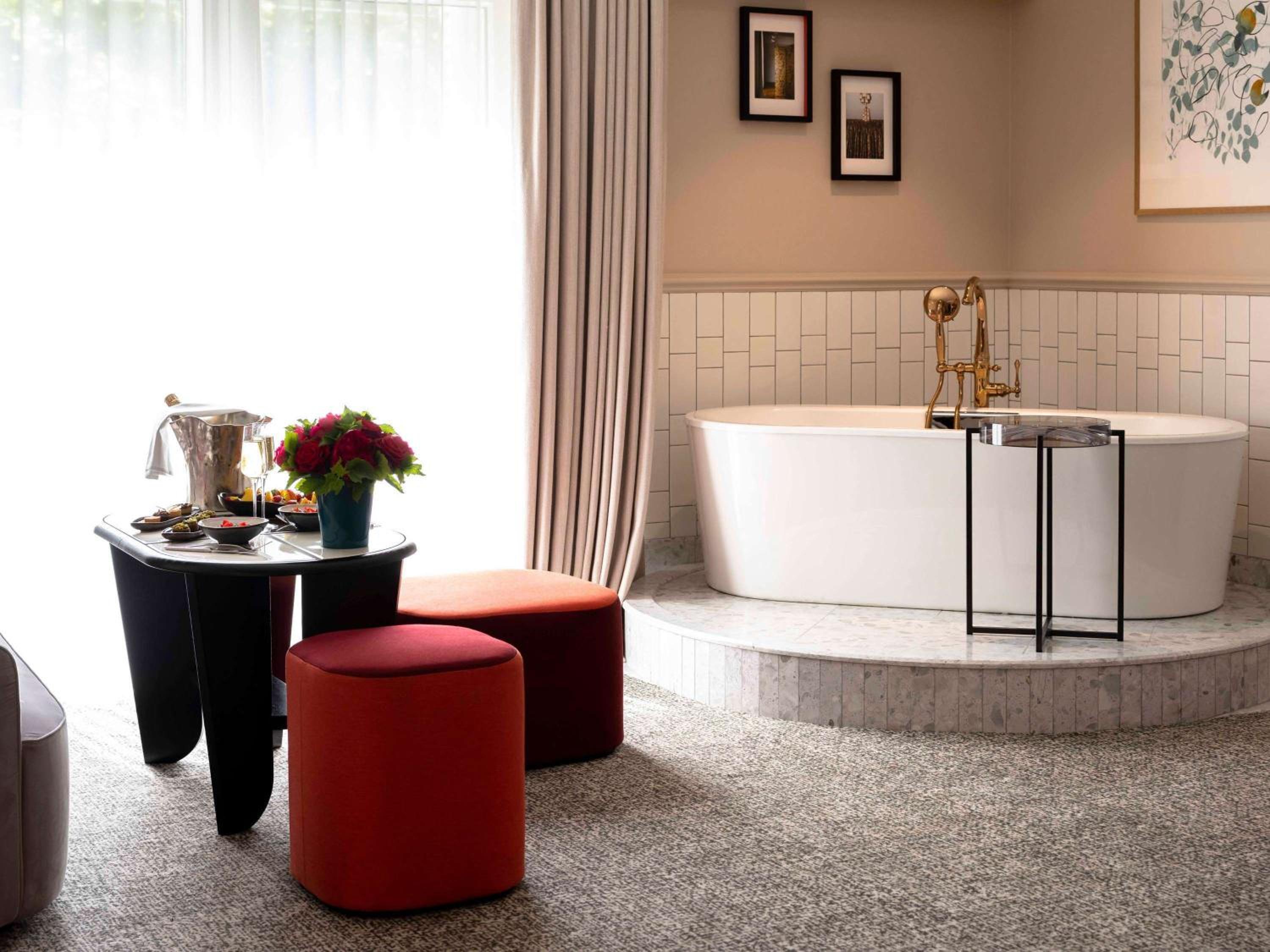 Suite Lune de Miel avec Lit Rond, Baignoire et Coin Salon – Vue sur Grand Boulevard Suite Lune de Miel avec Lit Rond, Baignoire et Coin Salon – Vue sur Grand Boulevard