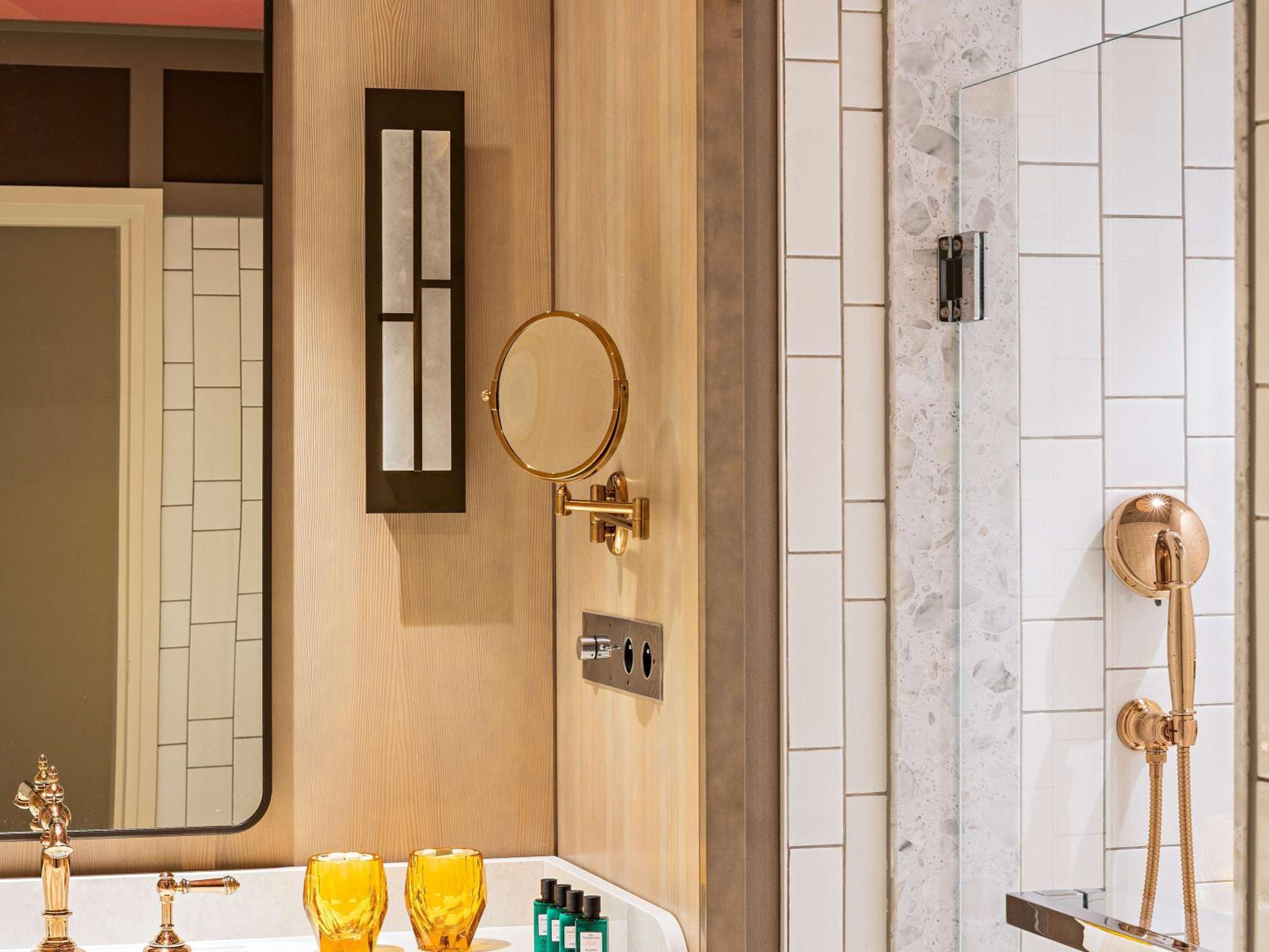 Suite Opéra avec 1 Lit King-Size et Grand Salon Séparé – Vue sur Boulevard ou Rue Scribe Suite Opéra avec 1 Lit King-Size et Grand Salon Séparé – Vue sur Boulevard ou Rue Scribe