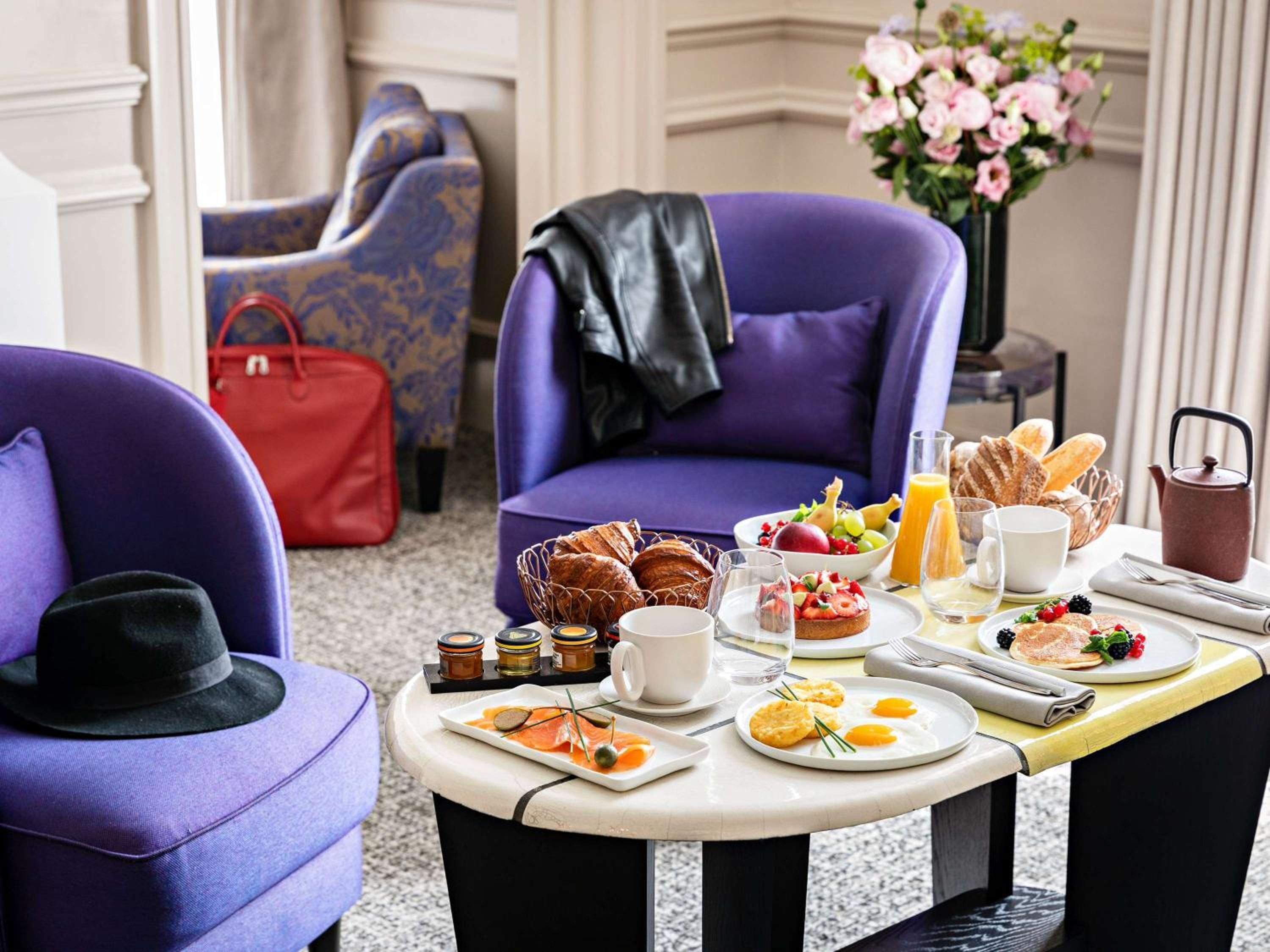 Suite Prestige avec 1 Lit King-Size, 1 Canapé-Lit et Salon Séparé – Vue sur Boulevard ou Rue Scribe Suite Prestige avec 1 Lit King-Size, 1 Canapé-Lit et Salon Séparé – Vue sur Boulevard ou Rue Scribe