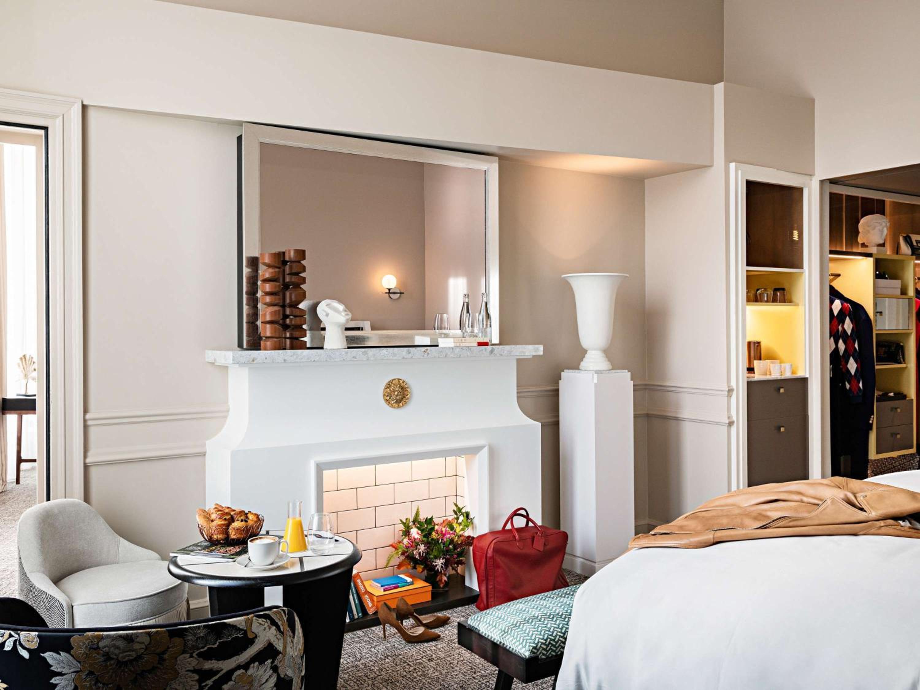 Suite Opéra avec 1 Lit King-Size et Grand Salon Séparé – Vue sur Boulevard ou Rue Scribe Suite Opéra avec 1 Lit King-Size et Grand Salon Séparé – Vue sur Boulevard ou Rue Scribe