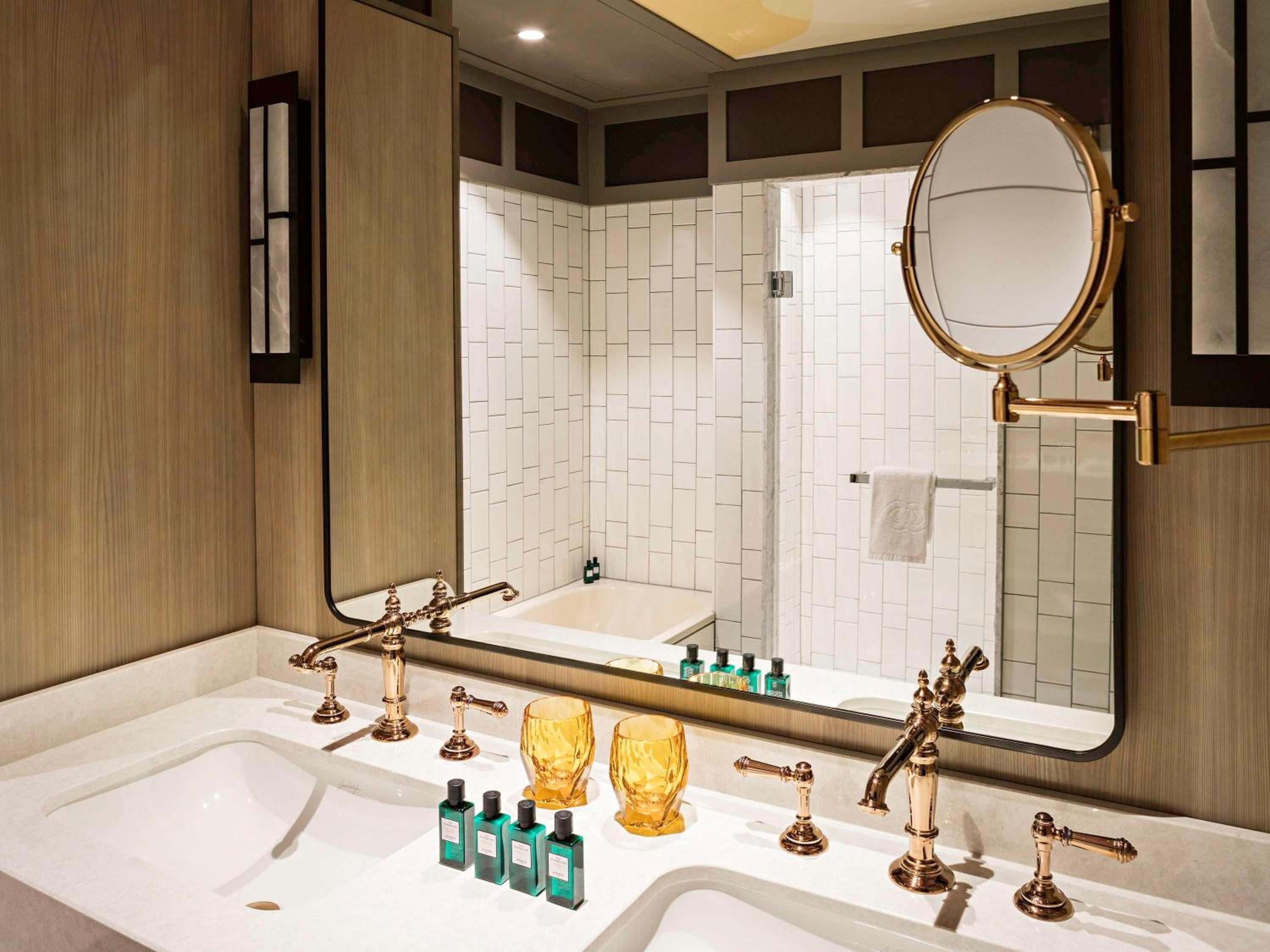 Suite Prestige avec 1 Lit King-Size, 1 Canapé-Lit et Salon Séparé – Vue sur Boulevard ou Rue Scribe Suite Prestige avec 1 Lit King-Size, 1 Canapé-Lit et Salon Séparé – Vue sur Boulevard ou Rue Scribe