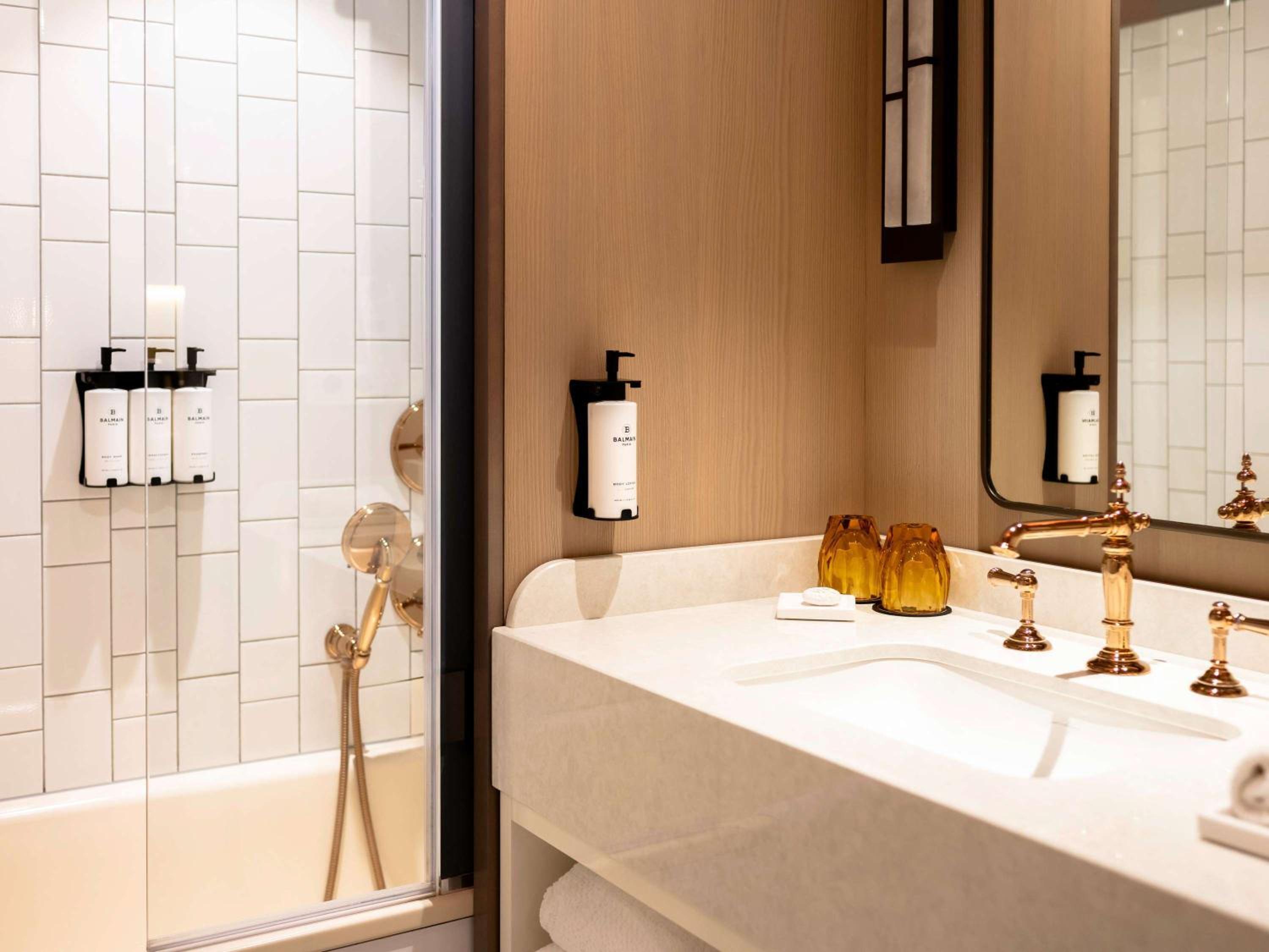 Chambre de Luxe avec 1 Lit Queen-Size – Vue sur Cour ou Rue Scribe