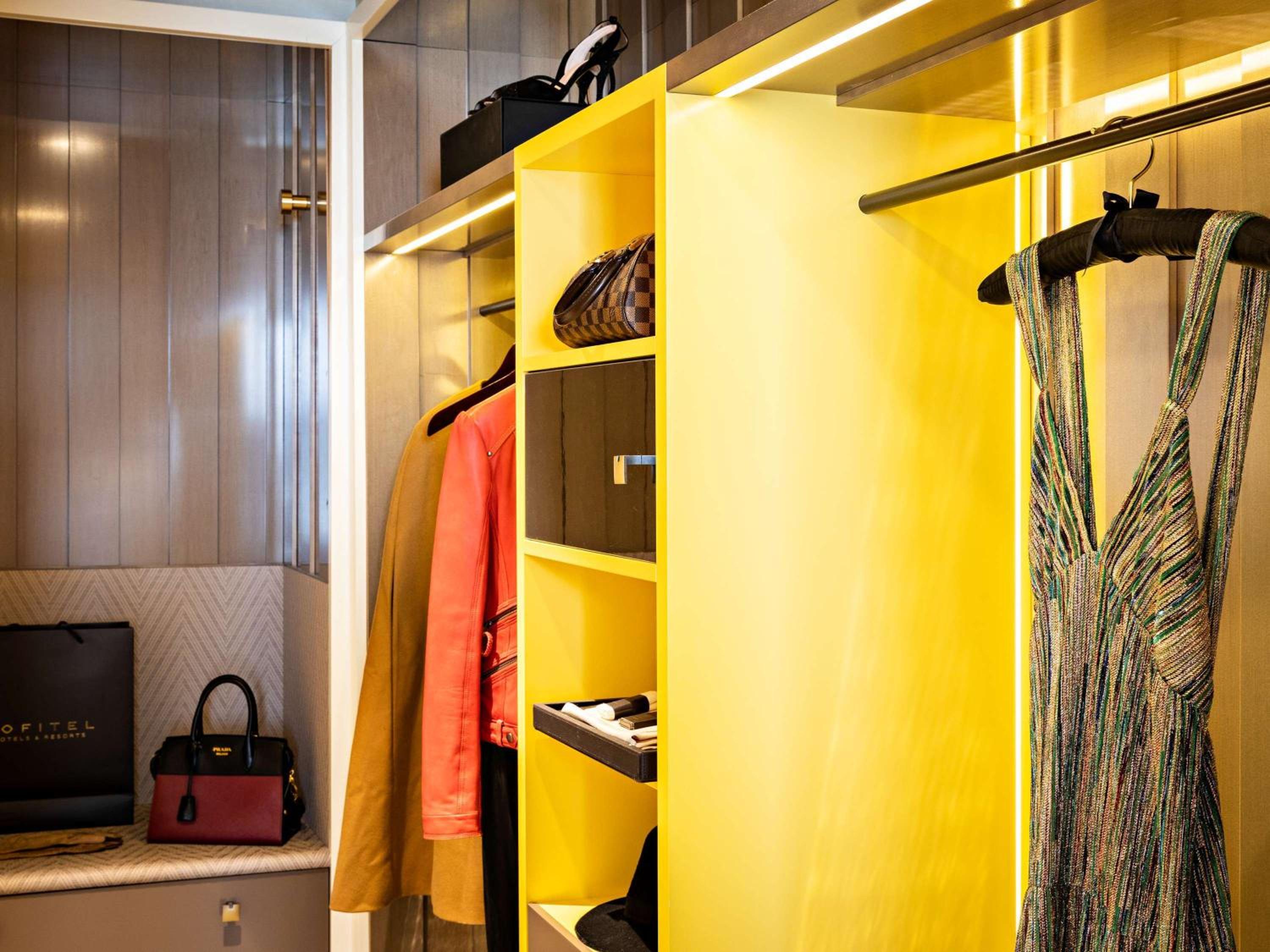 Suite Prestige avec 1 Lit King-Size, 1 Canapé-Lit et Salon Séparé – Vue sur Boulevard ou Rue Scribe Suite Prestige avec 1 Lit King-Size, 1 Canapé-Lit et Salon Séparé – Vue sur Boulevard ou Rue Scribe