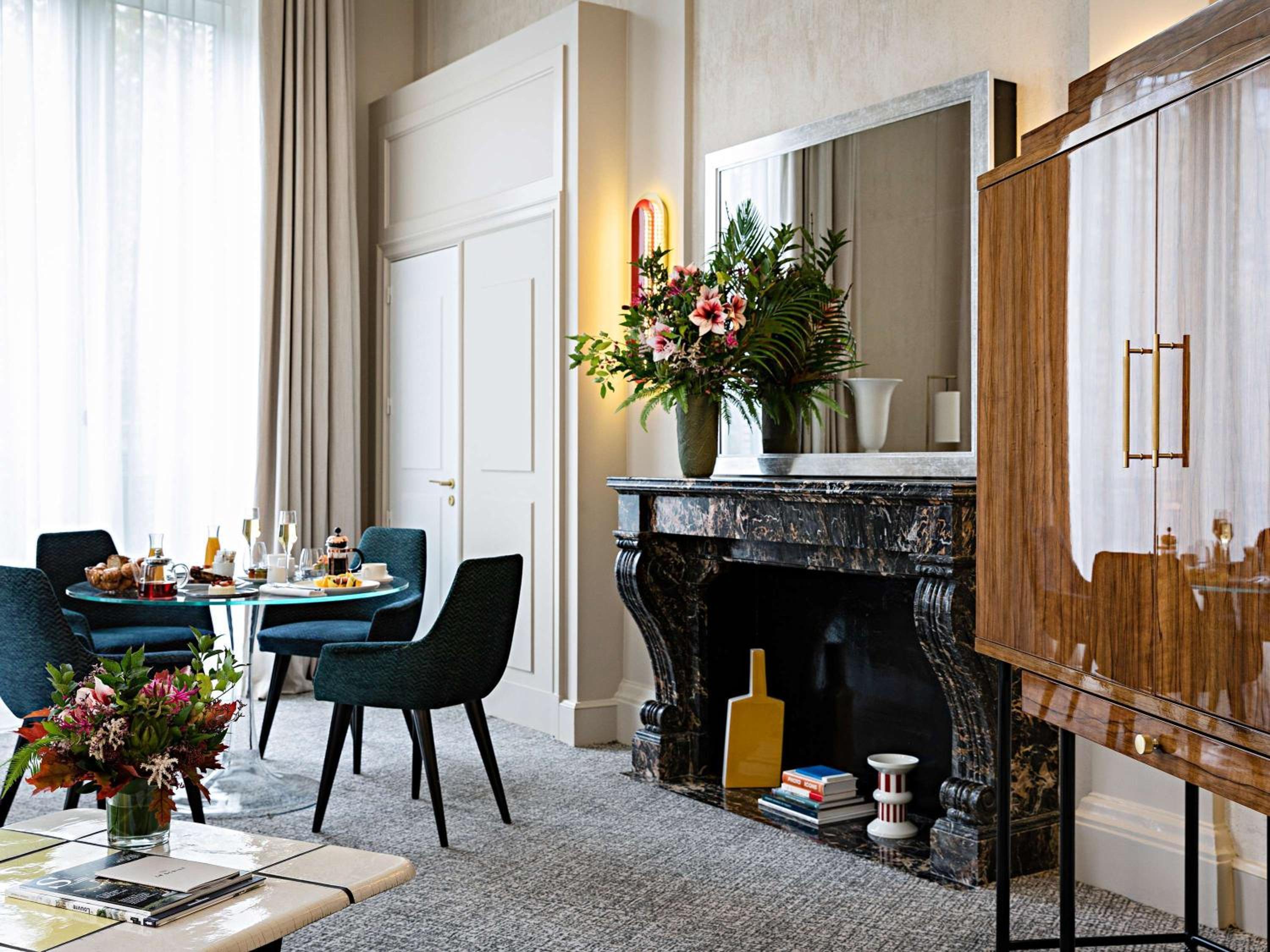 Suite Opéra avec 1 Lit King-Size et Grand Salon Séparé – Vue sur Boulevard ou Rue Scribe Suite Opéra avec 1 Lit King-Size et Grand Salon Séparé – Vue sur Boulevard ou Rue Scribe